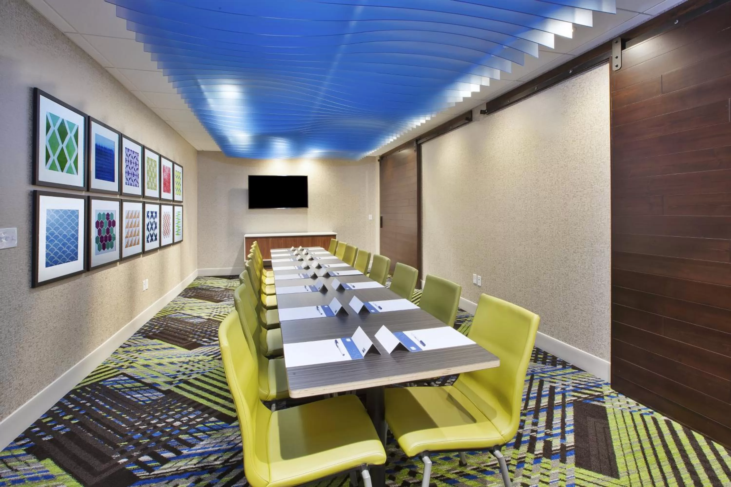 Meeting/conference room in Holiday Inn Express & Suites Grand Rapids Airport North by IHG