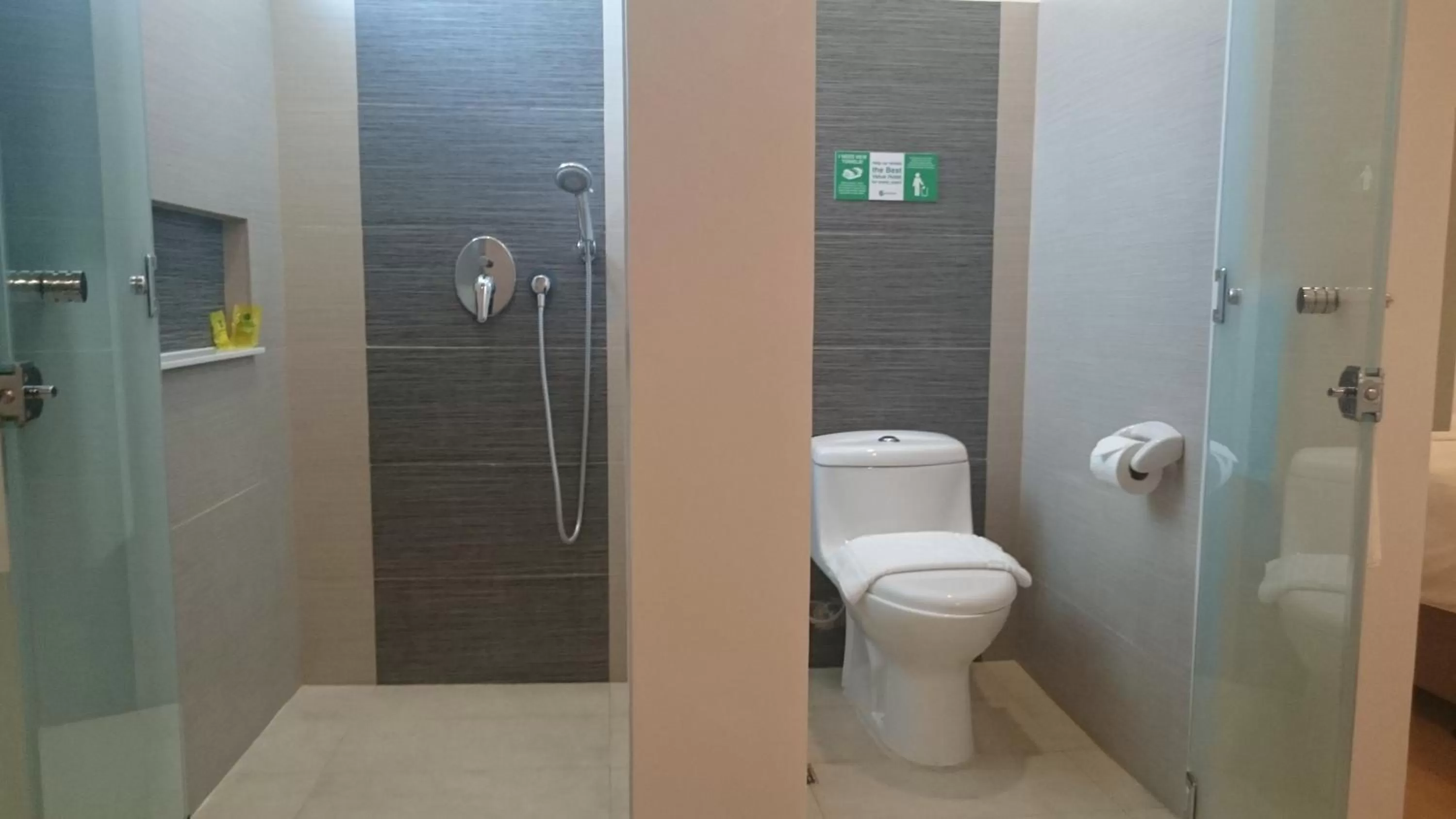 Toilet in Go Hotels Butuan