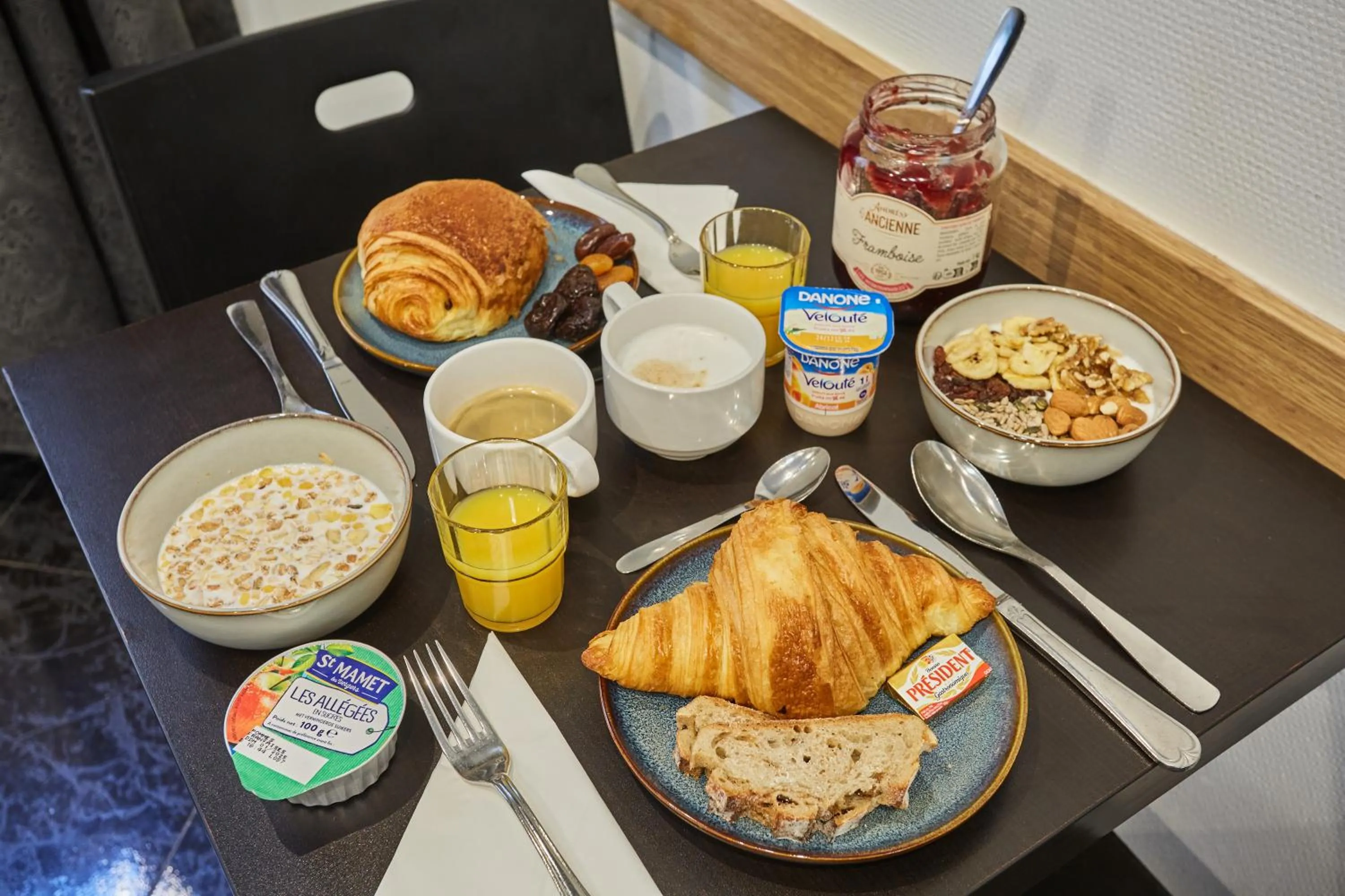 Breakfast in Hipotel Paris Buttes Chaumont