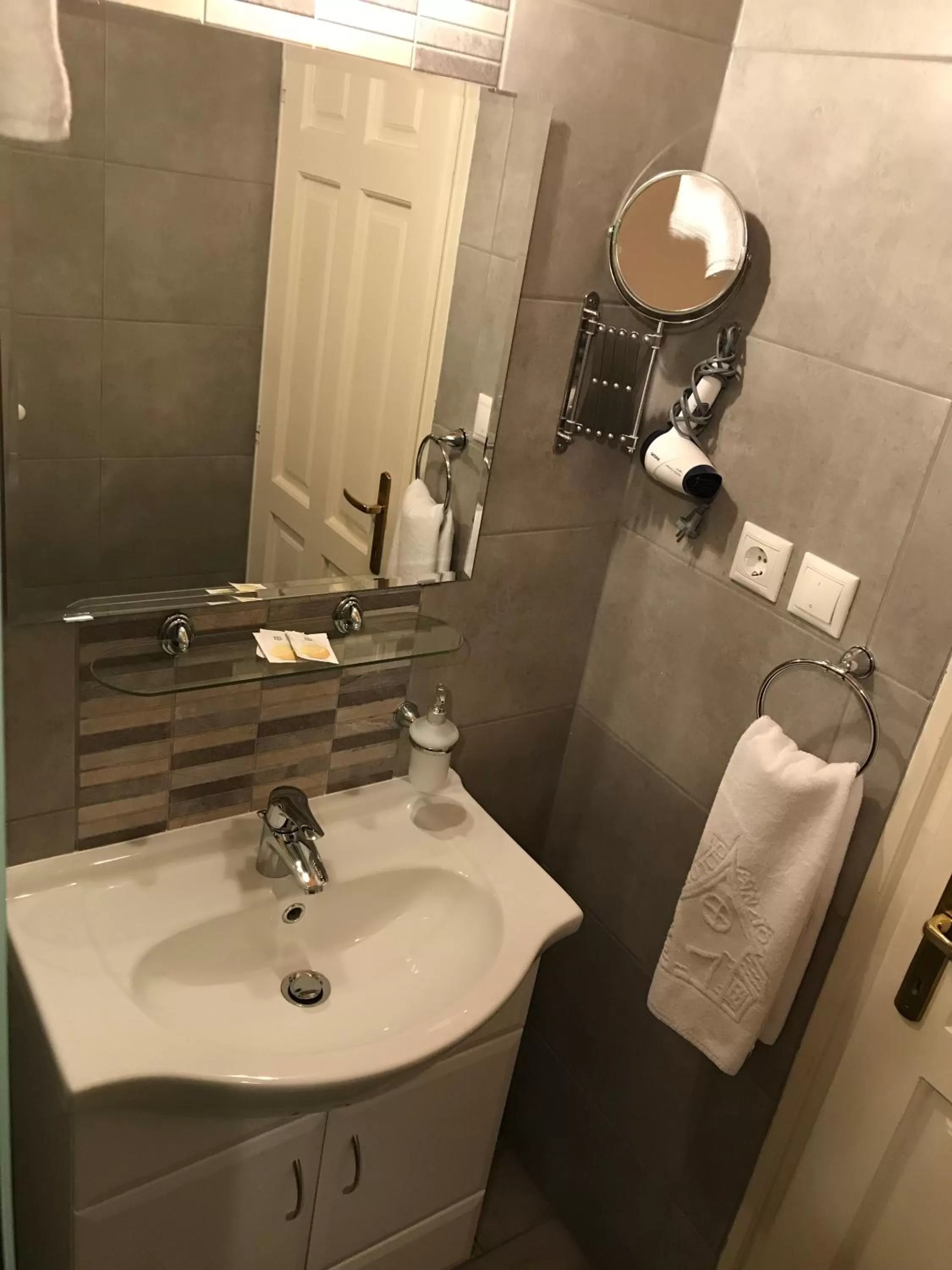 Bathroom in Zöldtető Panzió