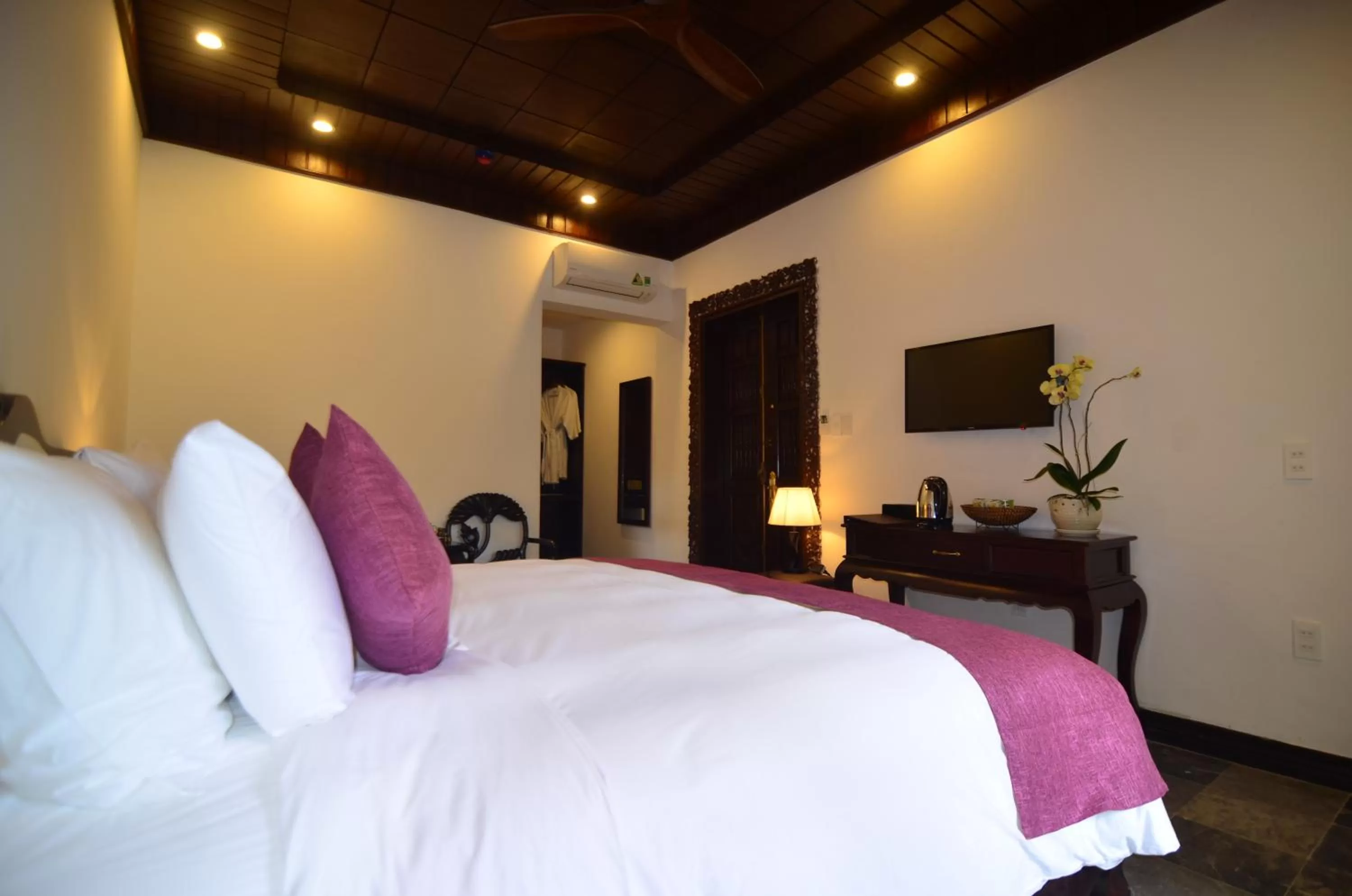Photo of the whole room, Bed in Hoian Central Hotel