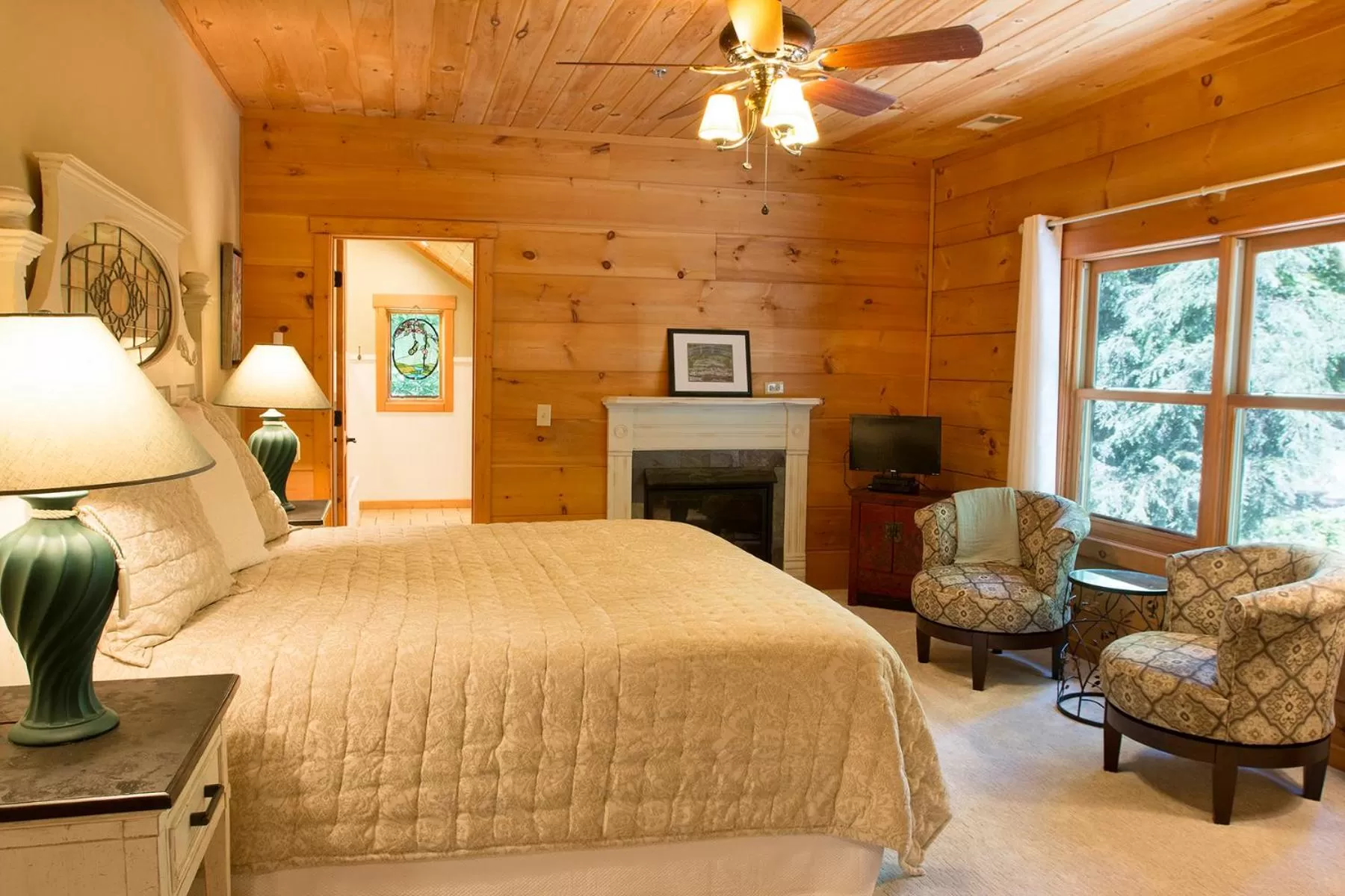 Photo of the whole room, Bed in Lazy Bear Lodge
