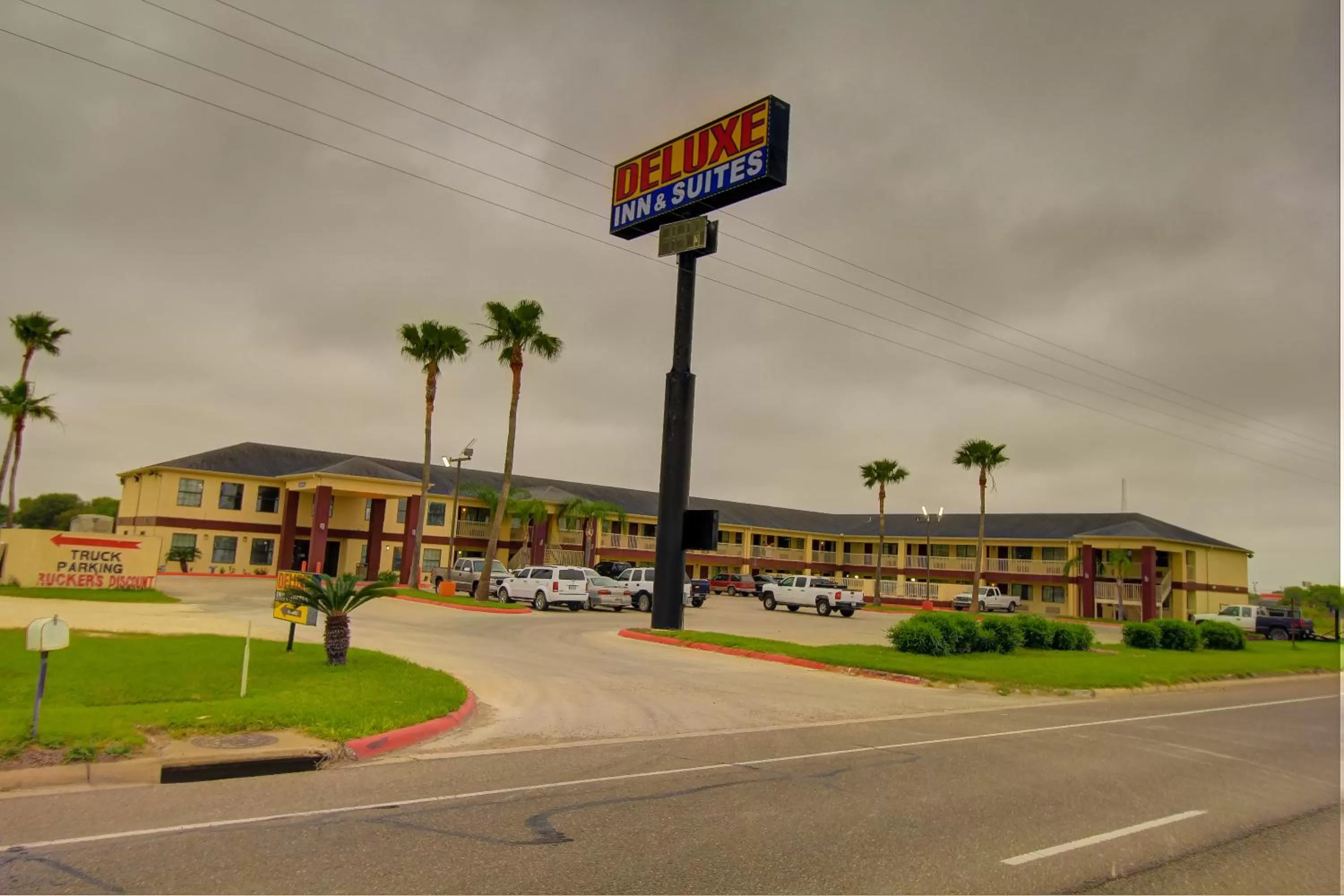 Deluxe Inn and Suites