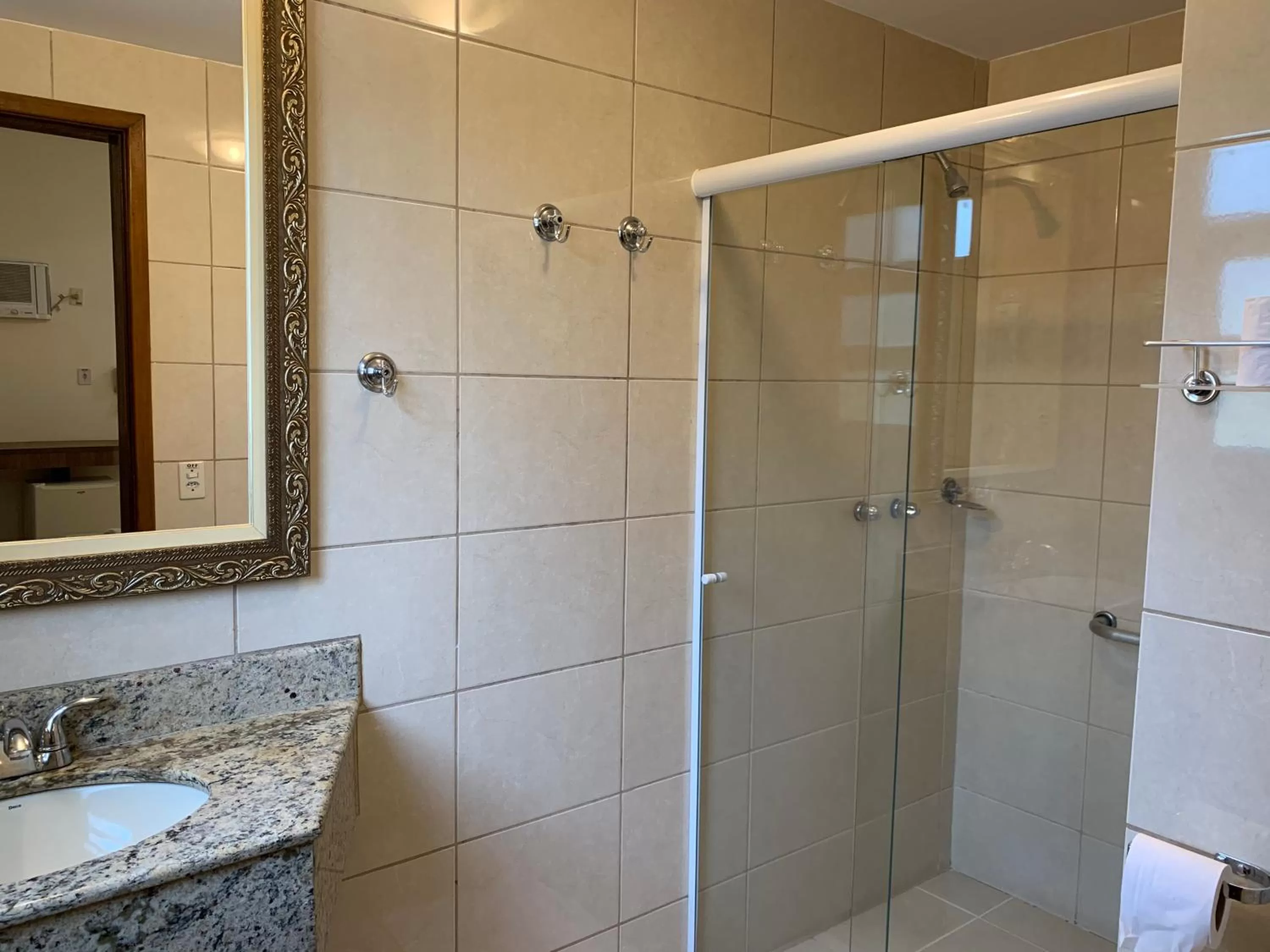 Shower, Bathroom in Hotel La Ponsa Itatiaia