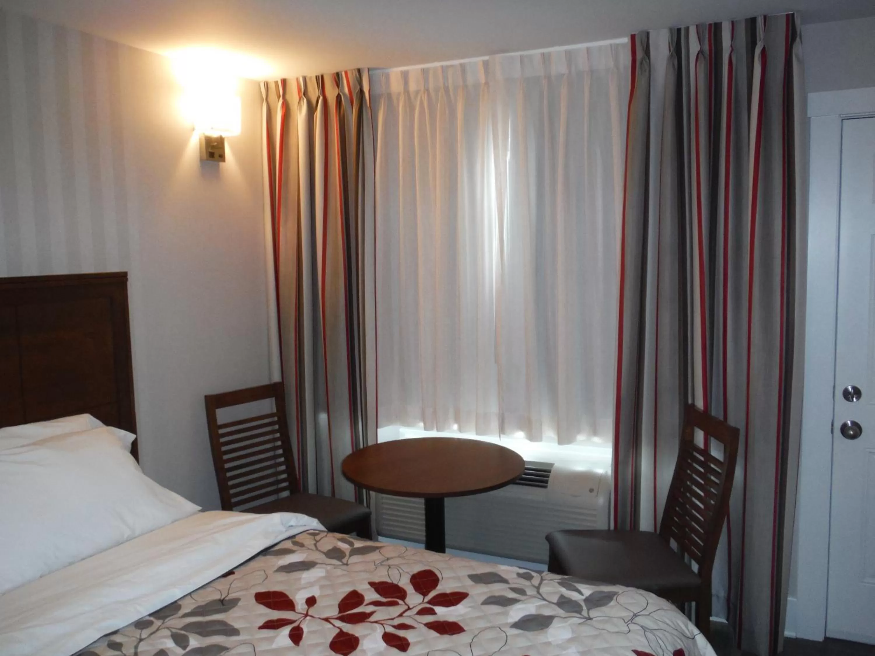 Bedroom, Bed in Motel Beausejour