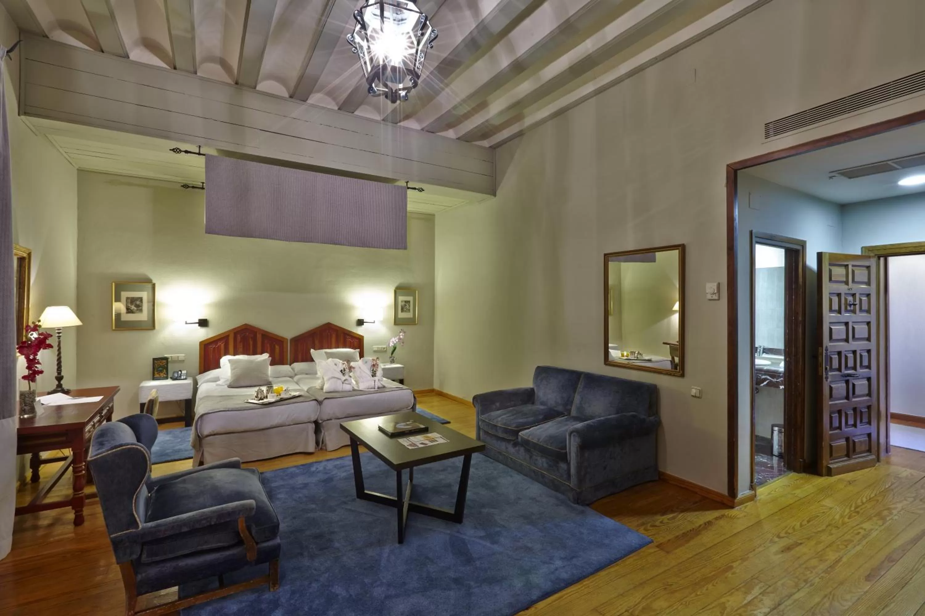 Photo of the whole room, Bed in Parador de Zamora