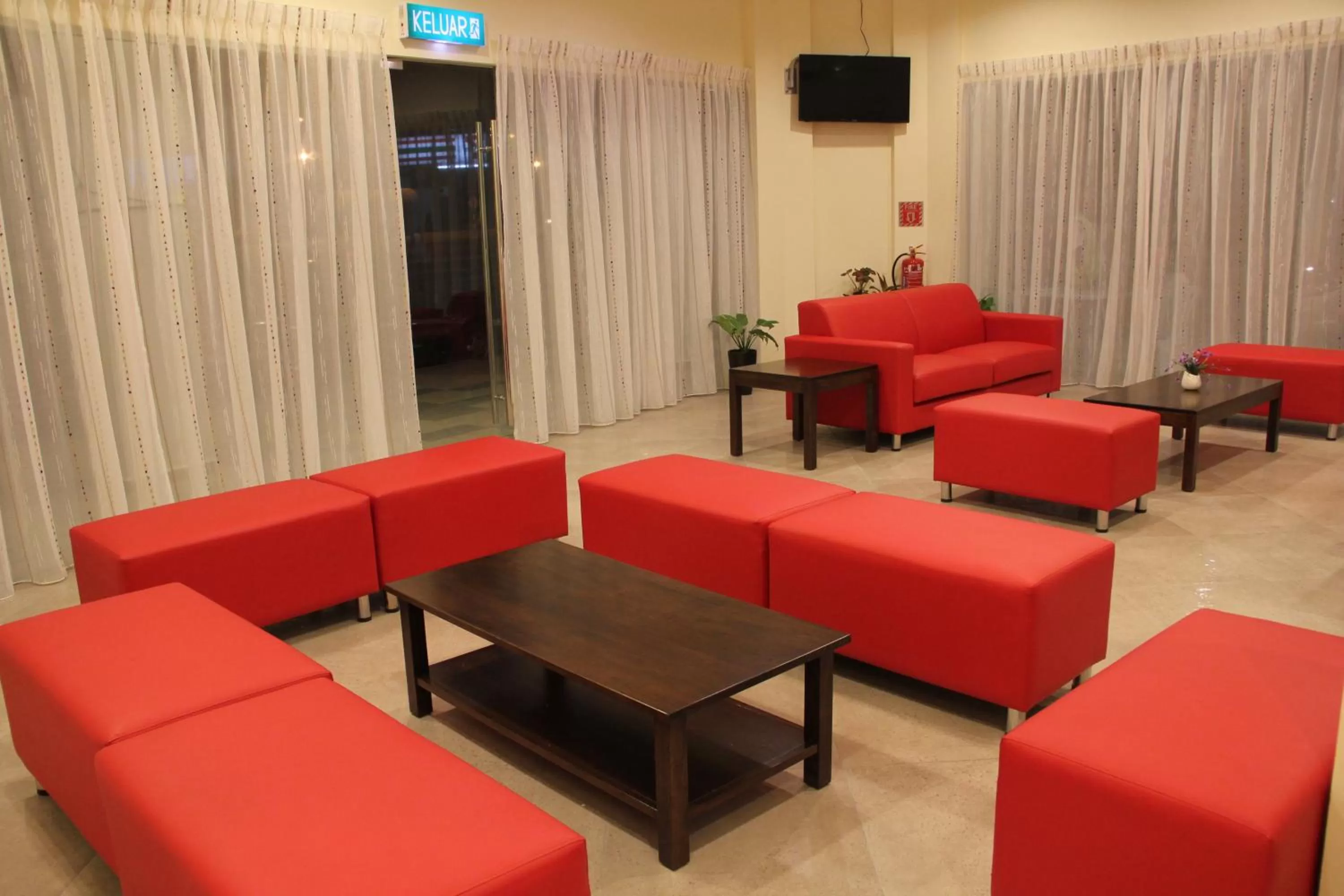 Communal lounge/ TV room in Hotel Mirage PD