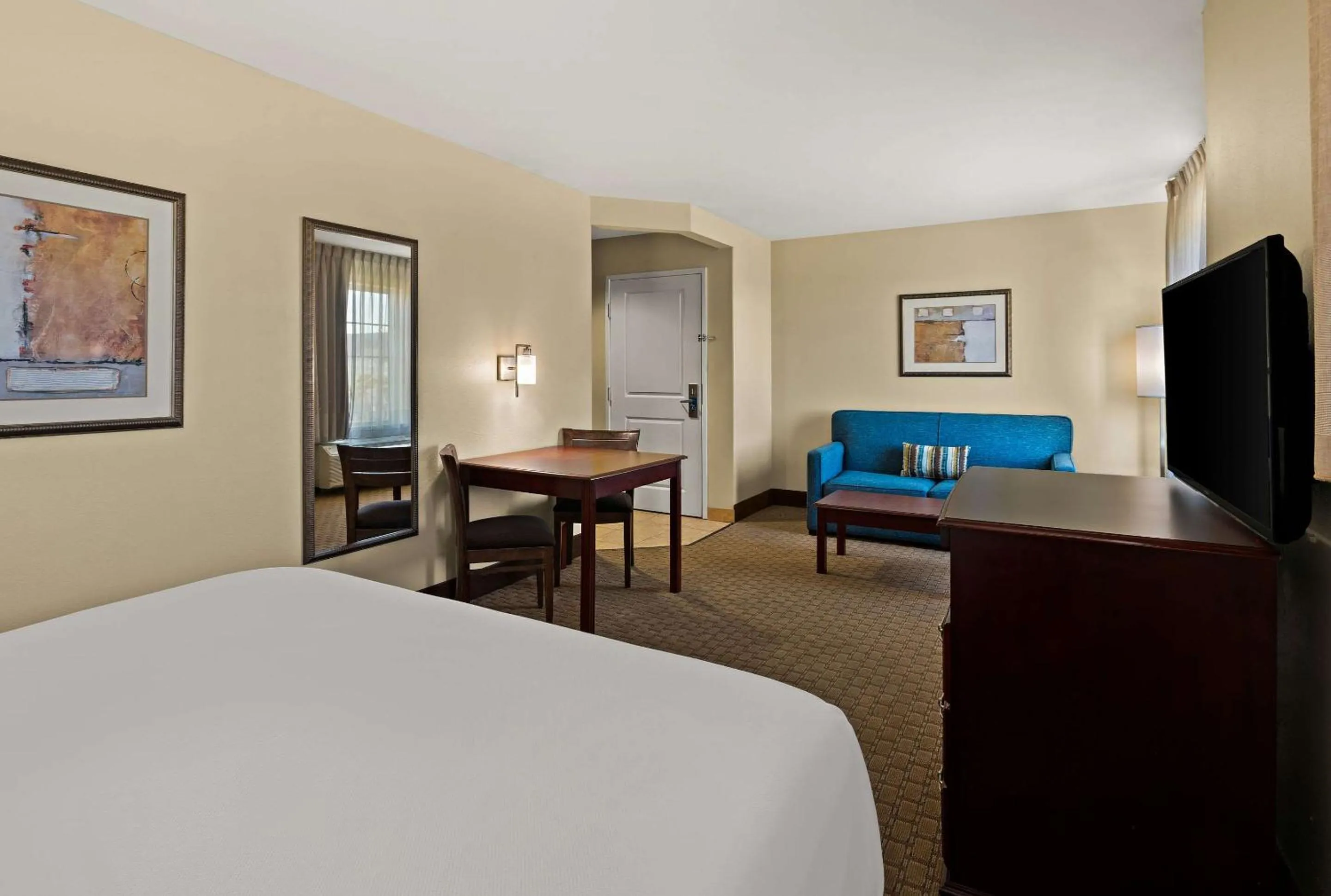 Bedroom, Bed in MainStay Suites Houma