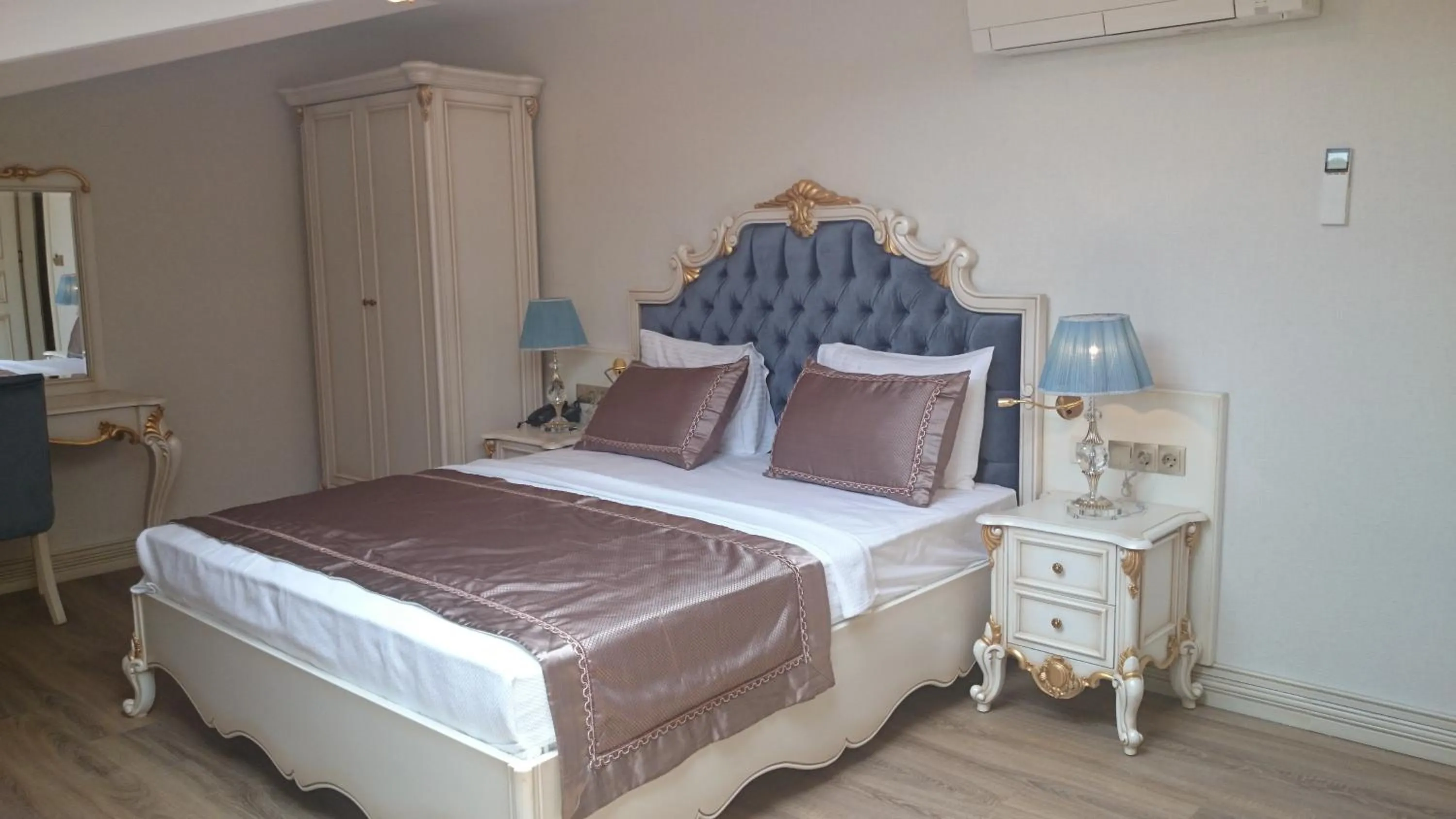 Bedroom, Bed in Glorious Hotel