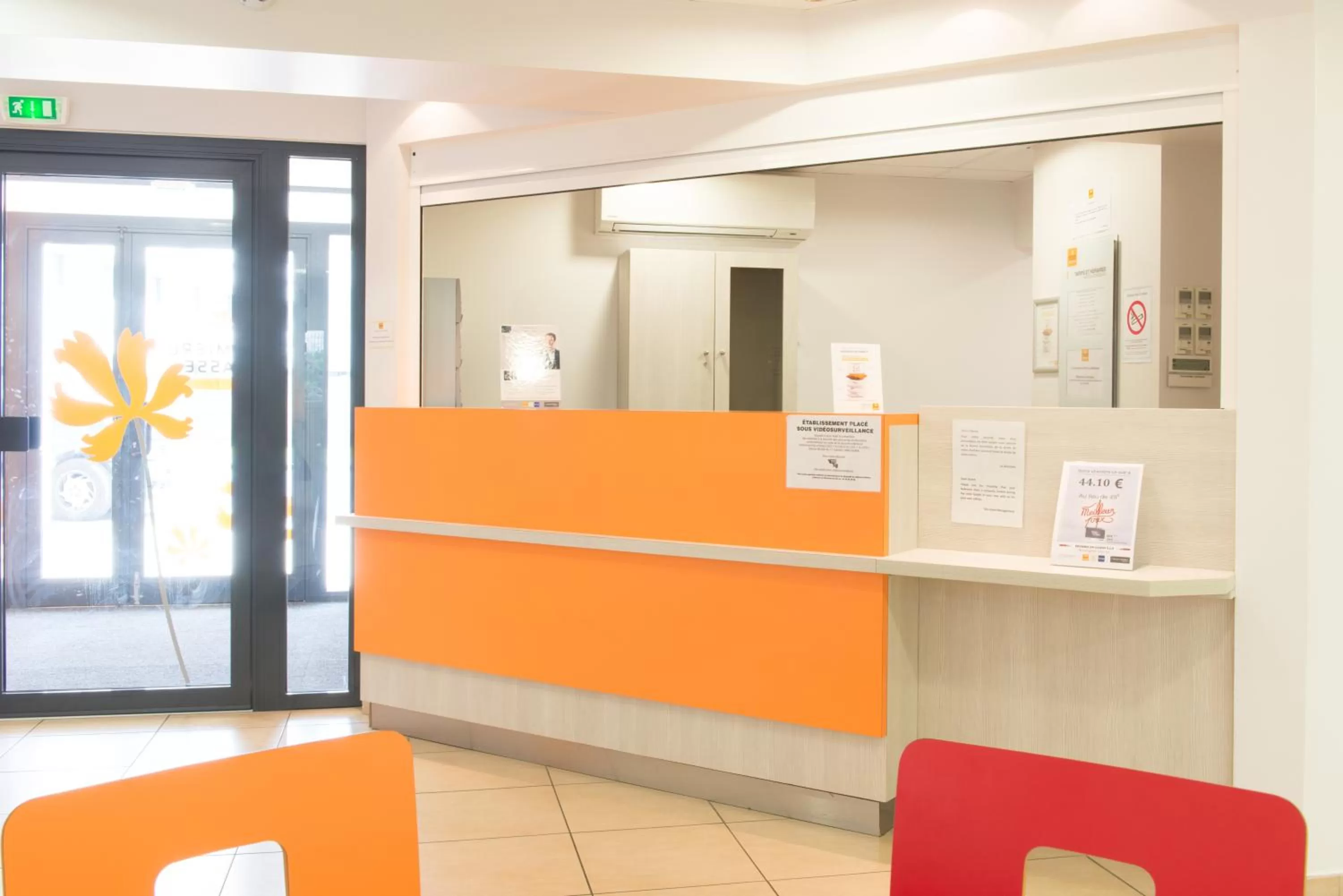 Lobby or reception in Première Classe La Rochelle Centre - Les Minimes