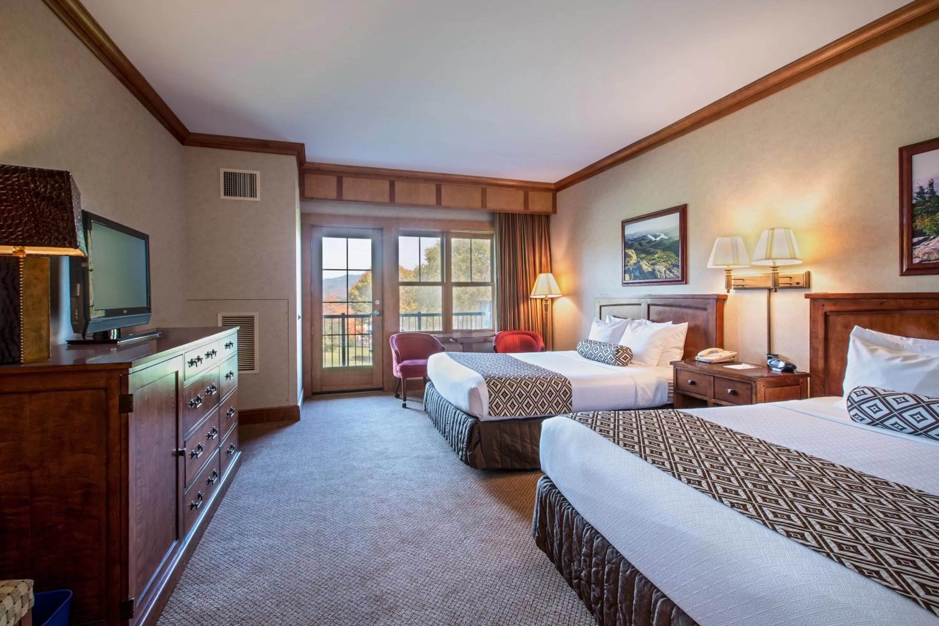 Photo of the whole room, Bed in Crowne Plaza Lake Placid by IHG