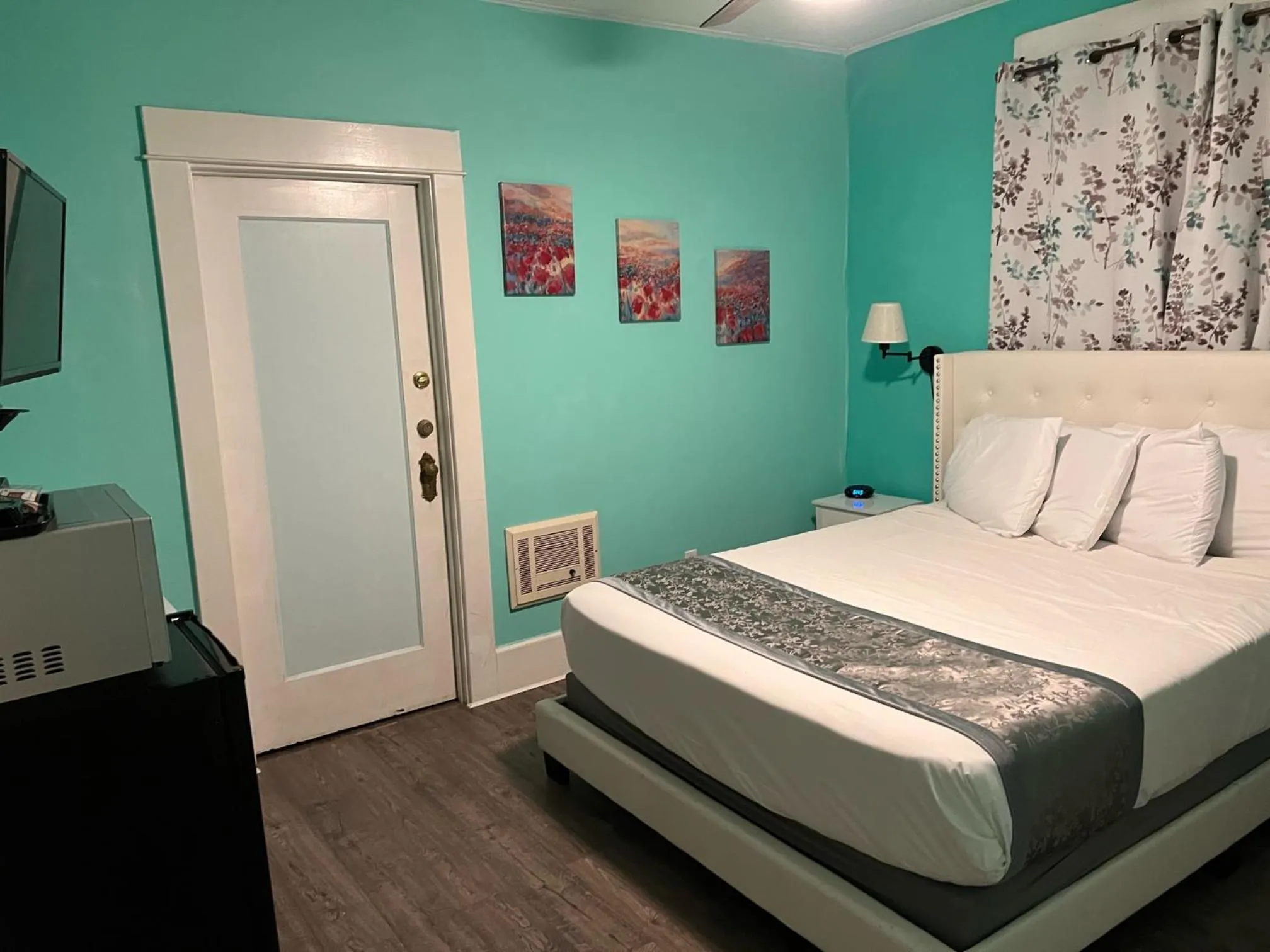 Bedroom in Americas Best Value Inn Royal Carriage