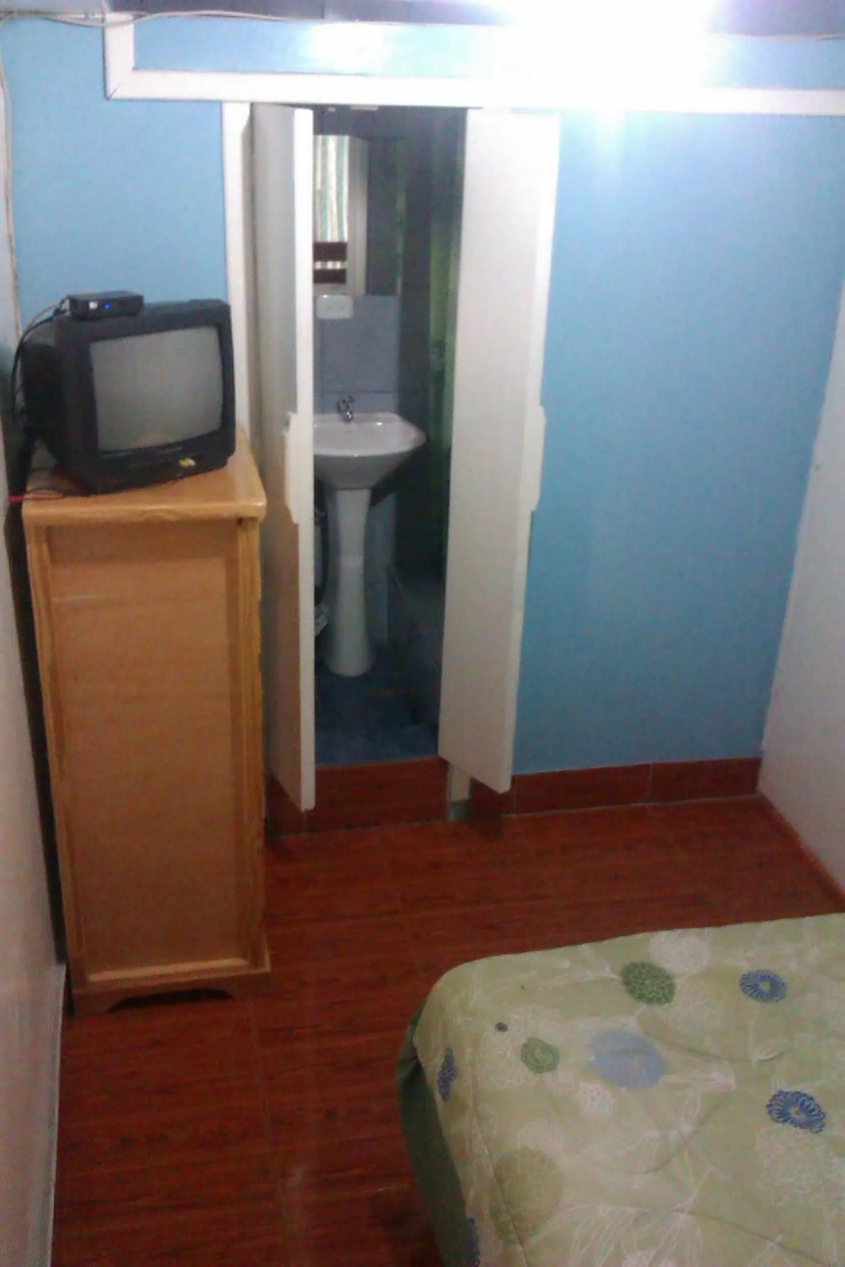 Bed, TV/Entertainment Center in Hostal Yumbo Imperial