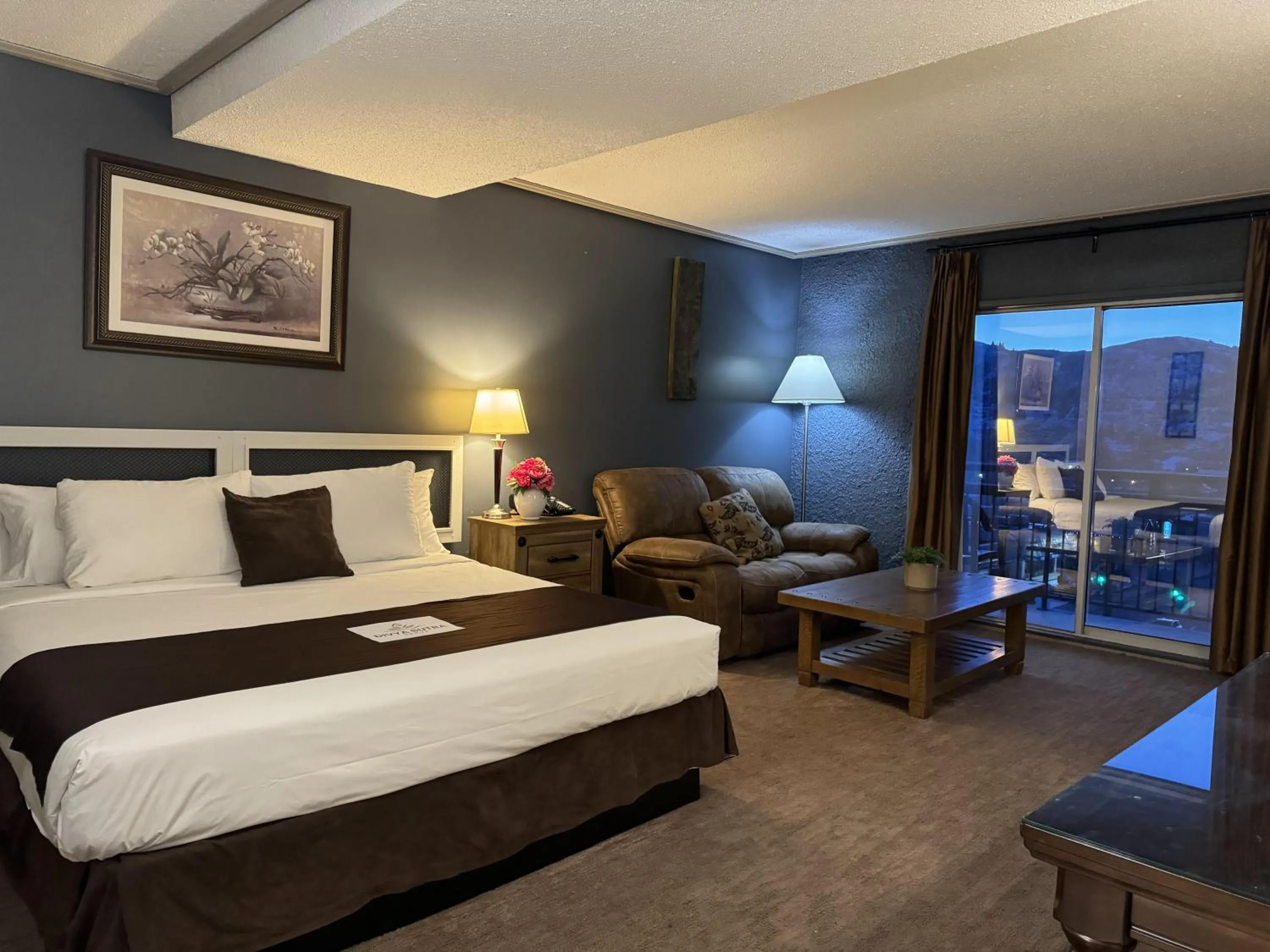 Bed in Divya Sutra Plaza and Conference Centre, Vernon, BC