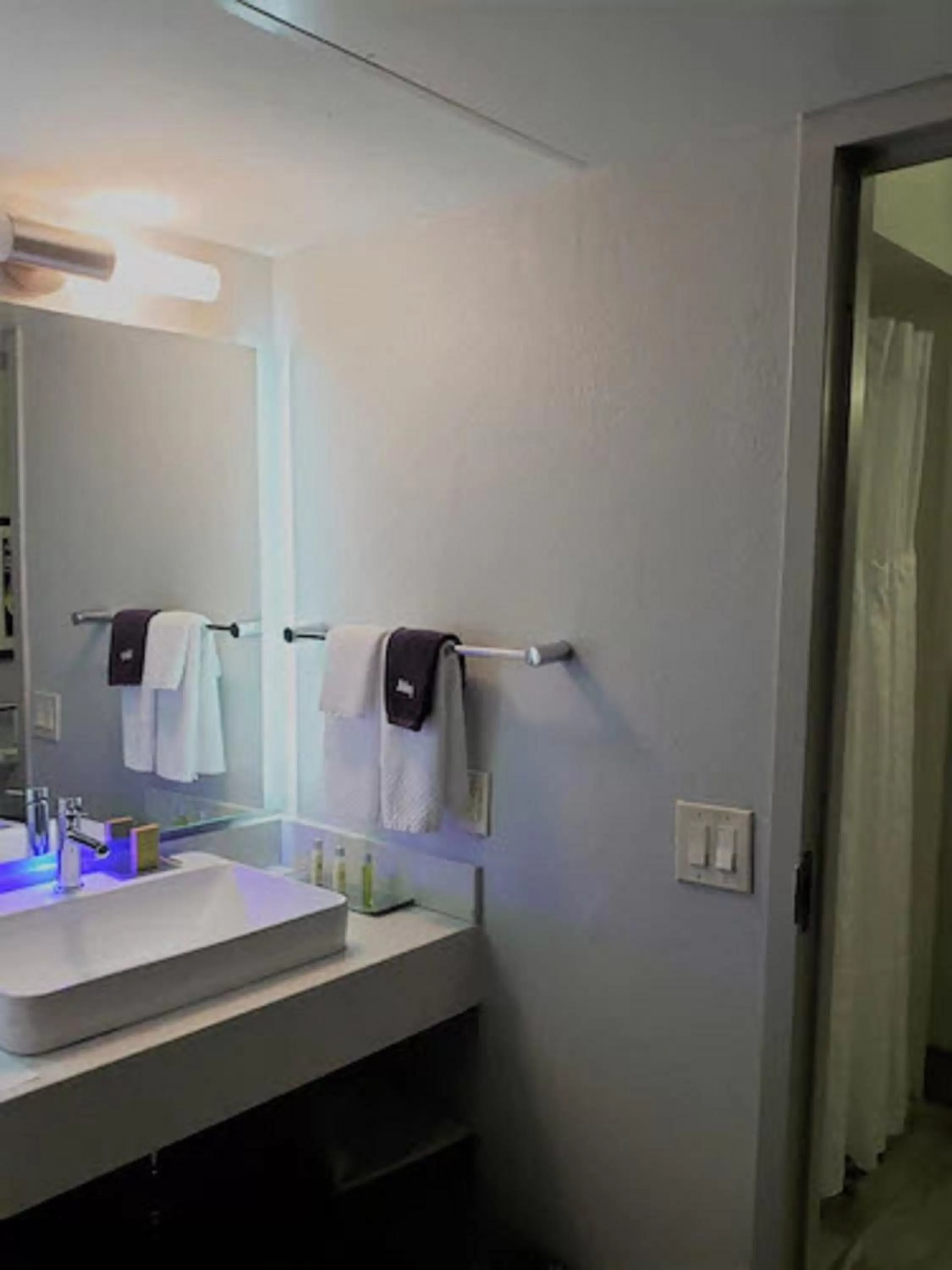 Bathroom in DoubleTree by Hilton Austin Northwest - Arboretum