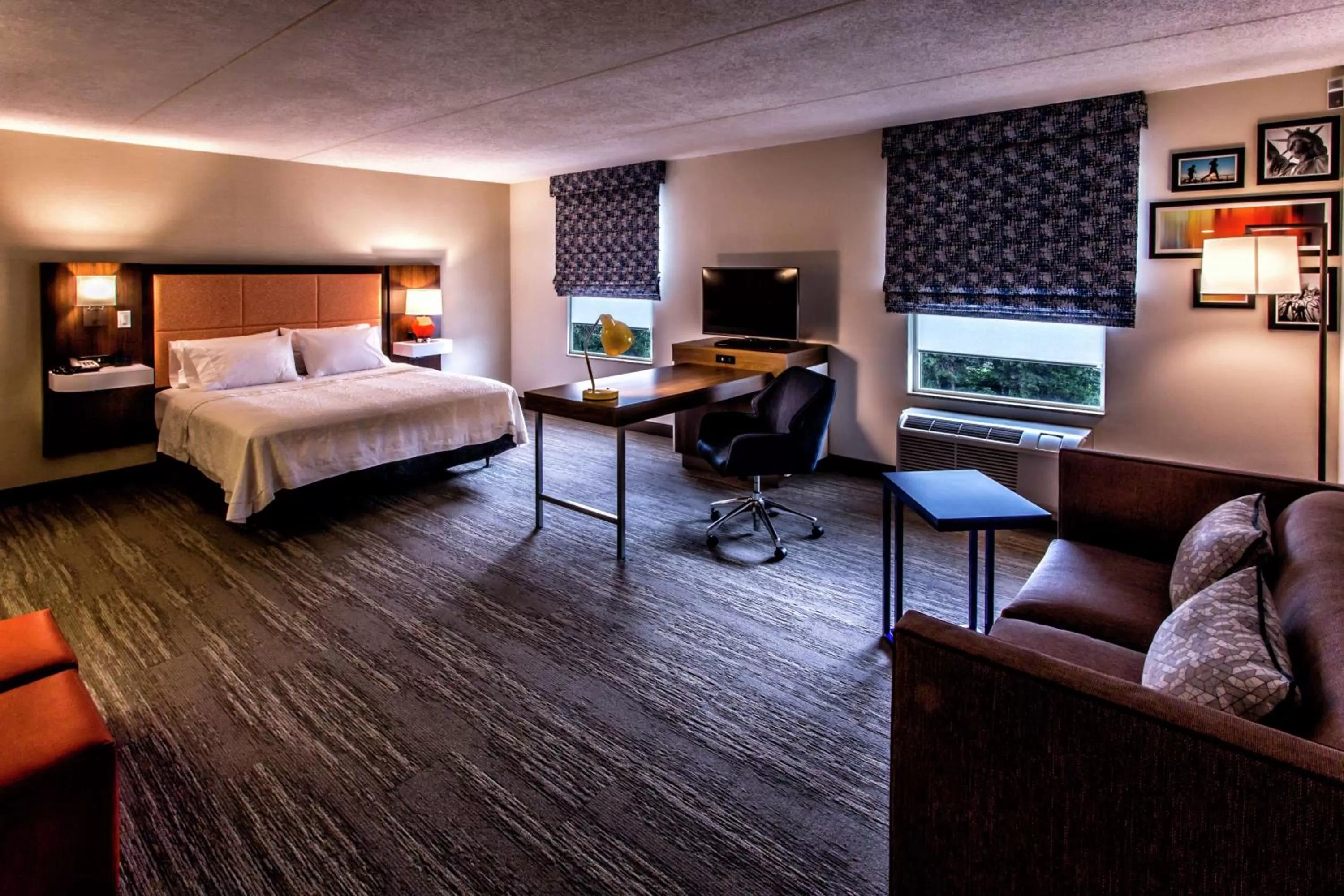 Bed in Hampton Inn & Suites Staten Island