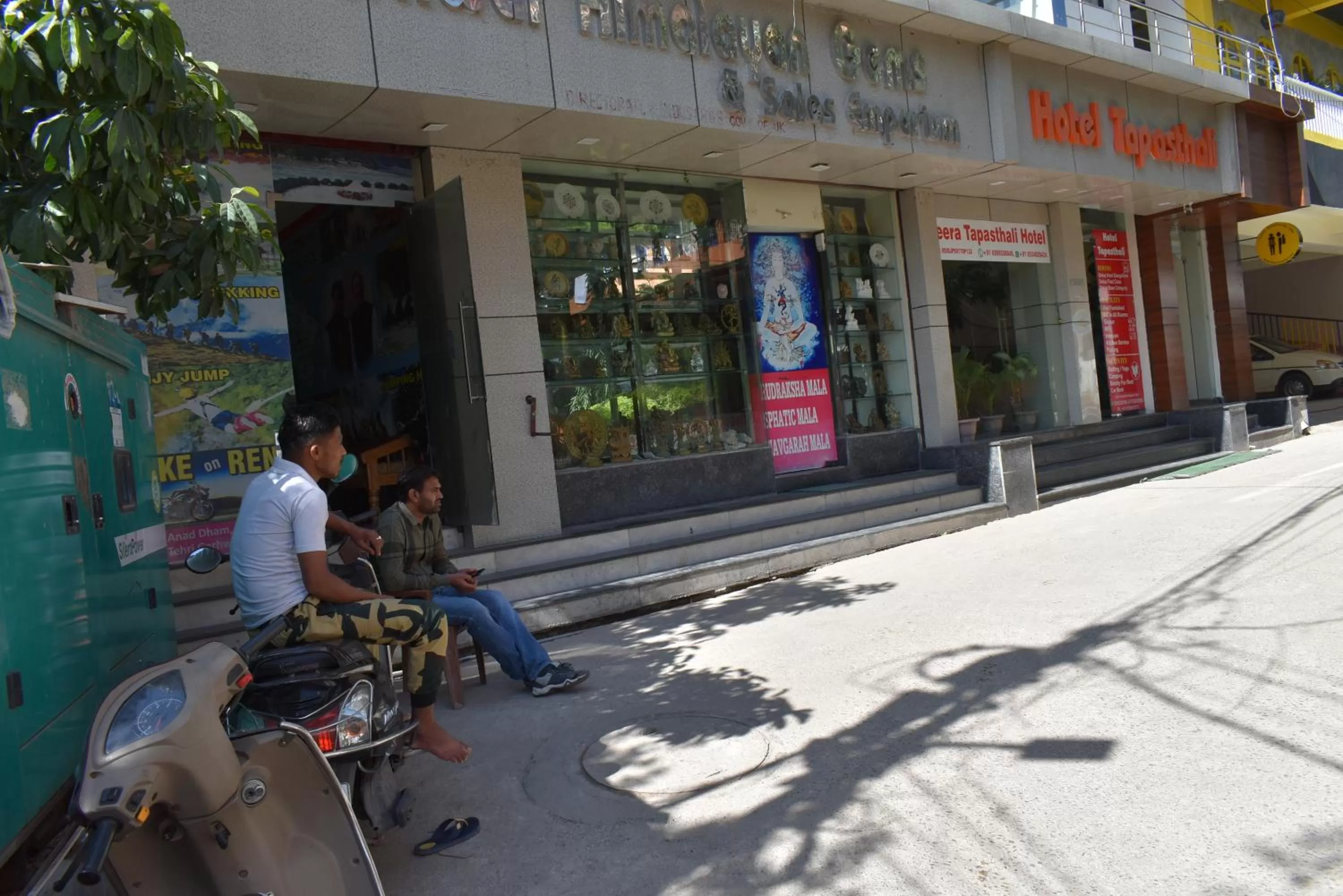 Facade/entrance in Tapasthali by Meera Hotels