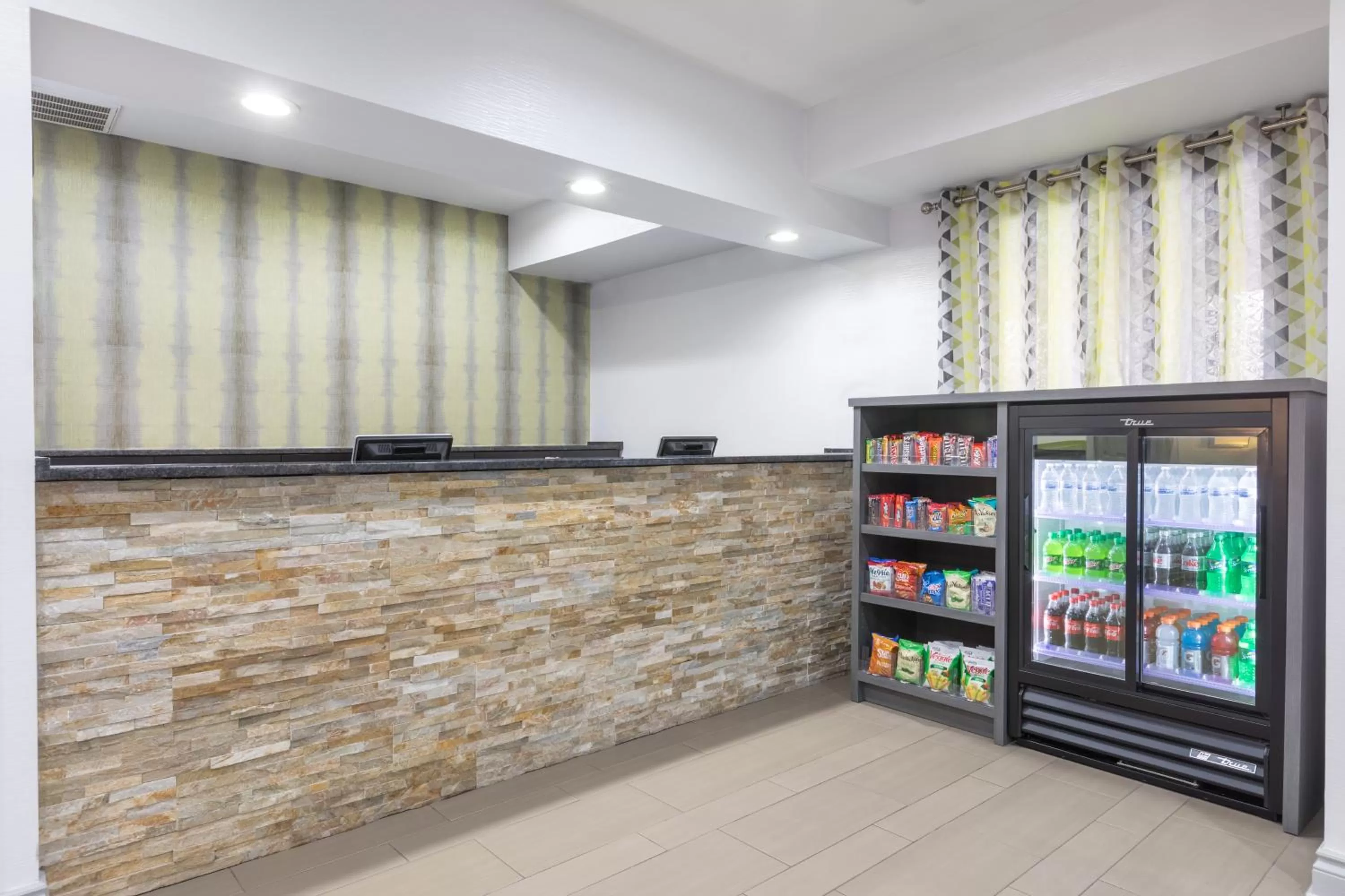 Lobby or reception in Country Inn & Suites by Radisson Asheville Downtown Tunnel Road