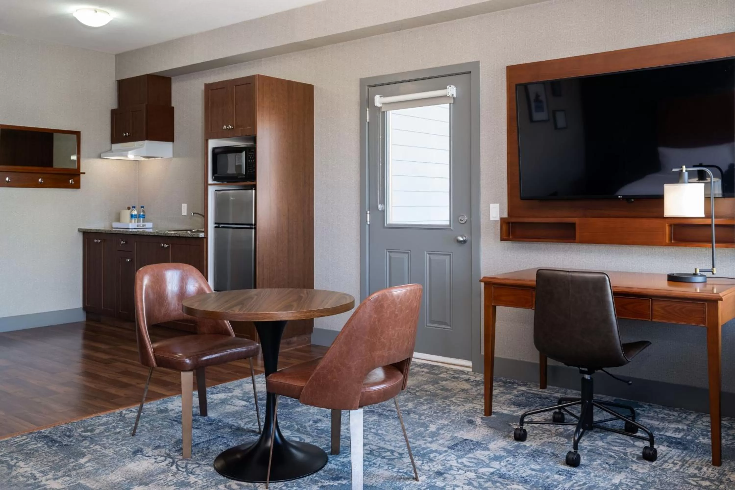 Photo of the whole room in Four Points by Sheraton Victoria Gateway