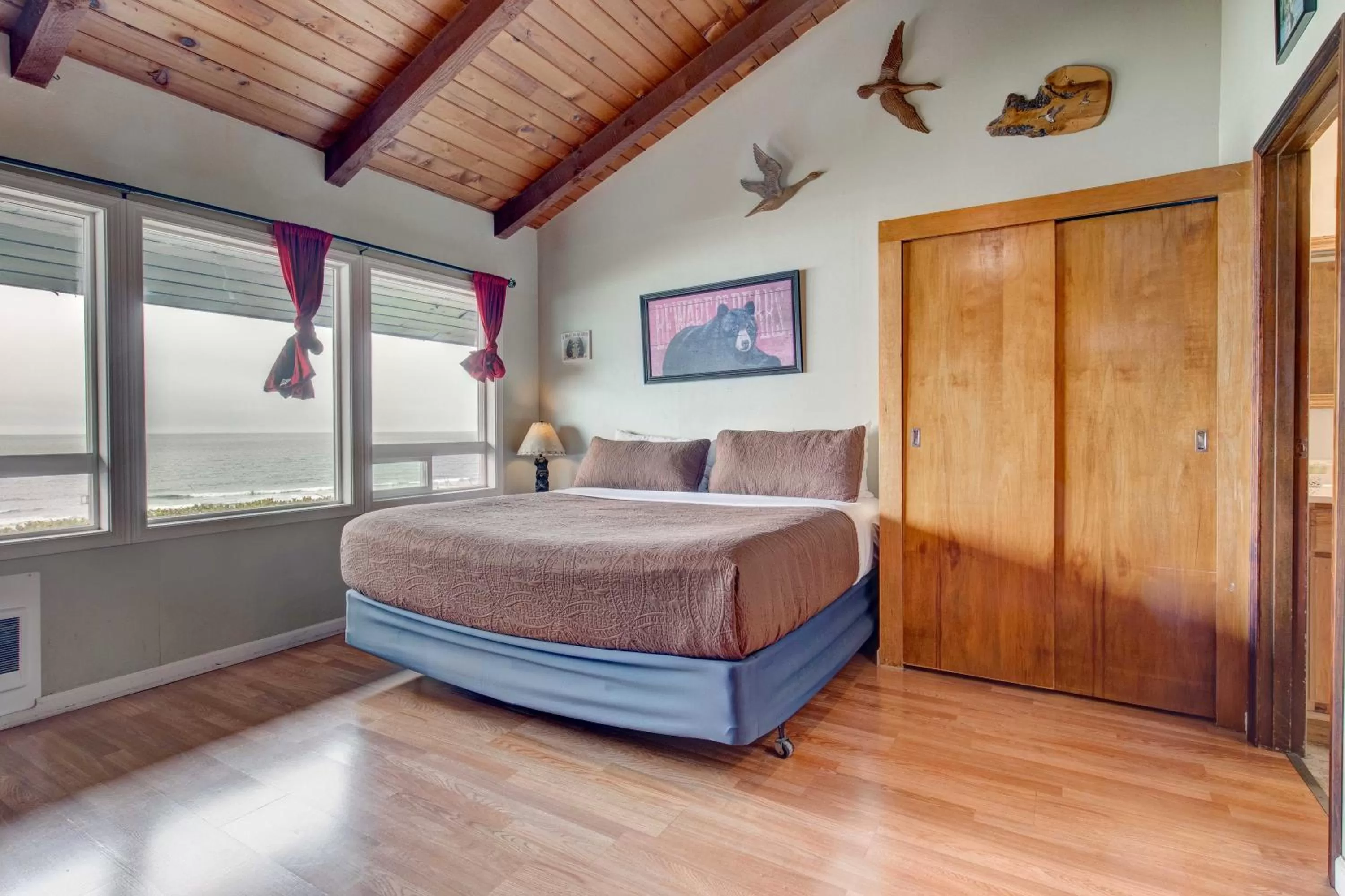 Hunting Lodge - King Suite with Kitchen in Moolack Shores Inn