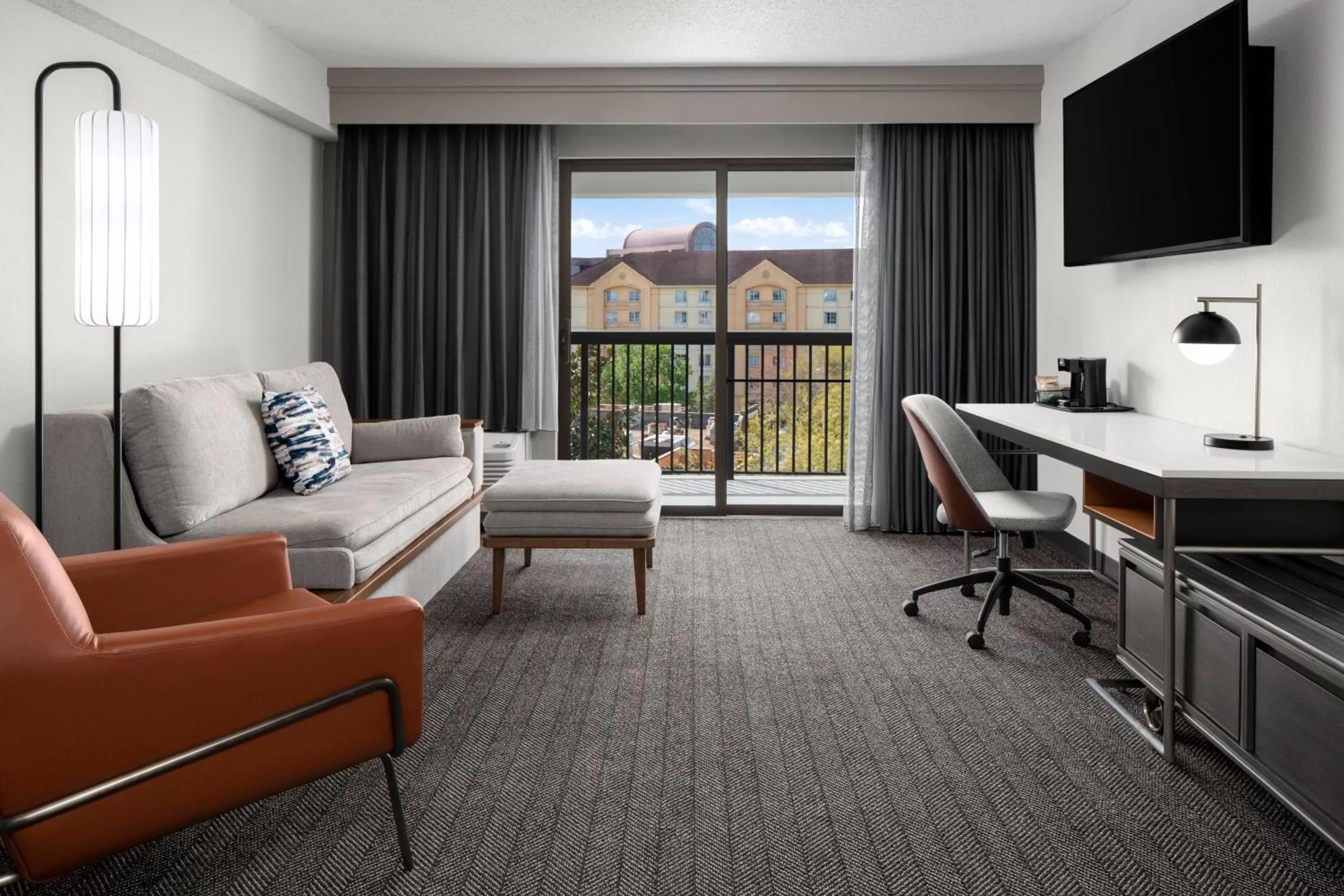 Living room in Courtyard Jacksonville Butler Boulevard