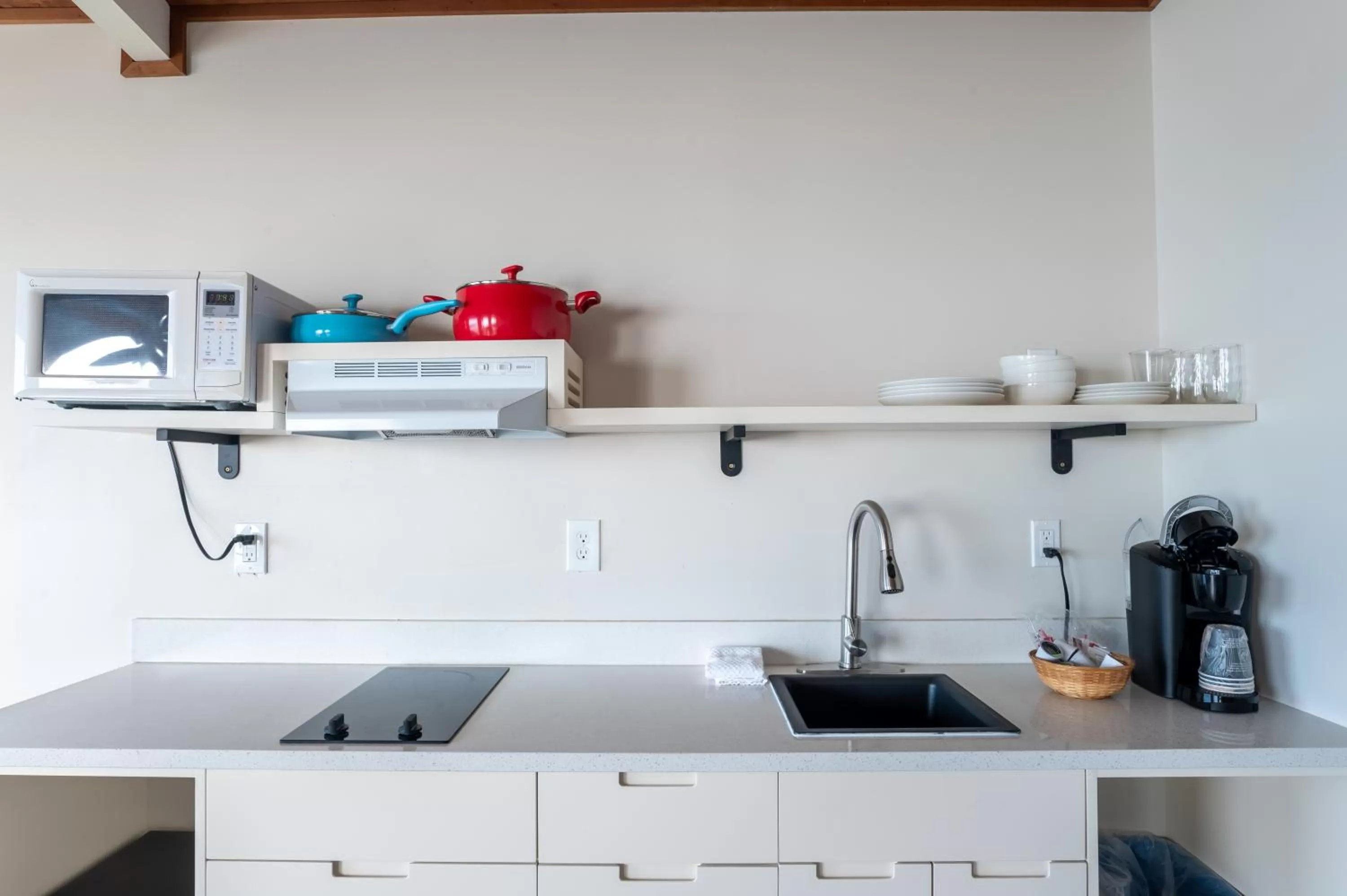 Kitchen or kitchenette in Seagull Beachfront Inn