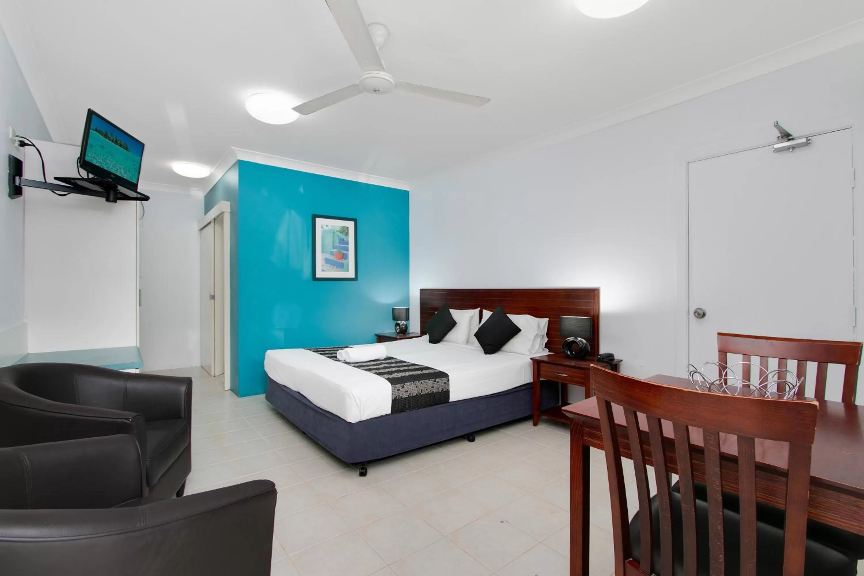 Bedroom, Bed in Cairns City Palms