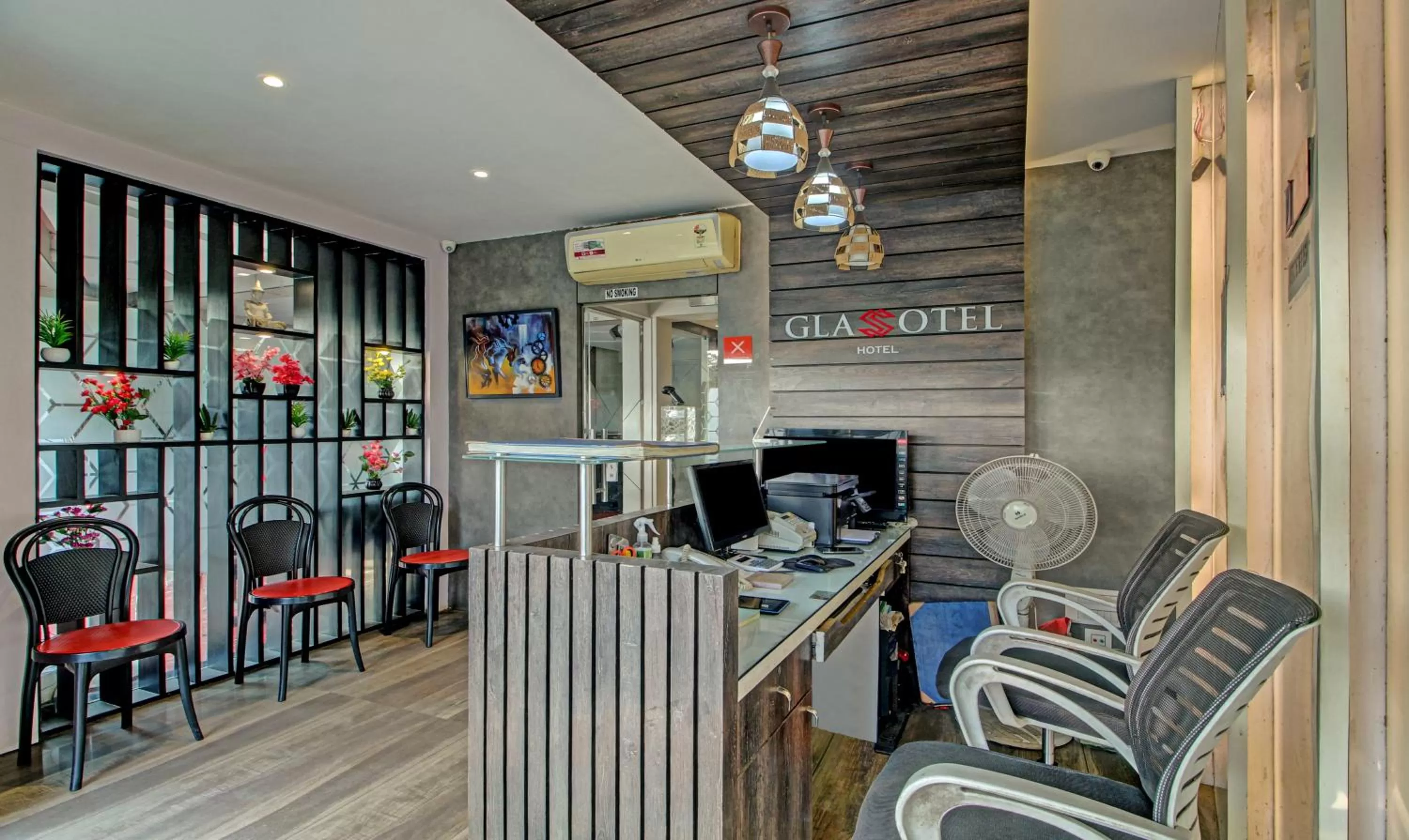 Seating area in Treebo Trend Glassotel Ruby