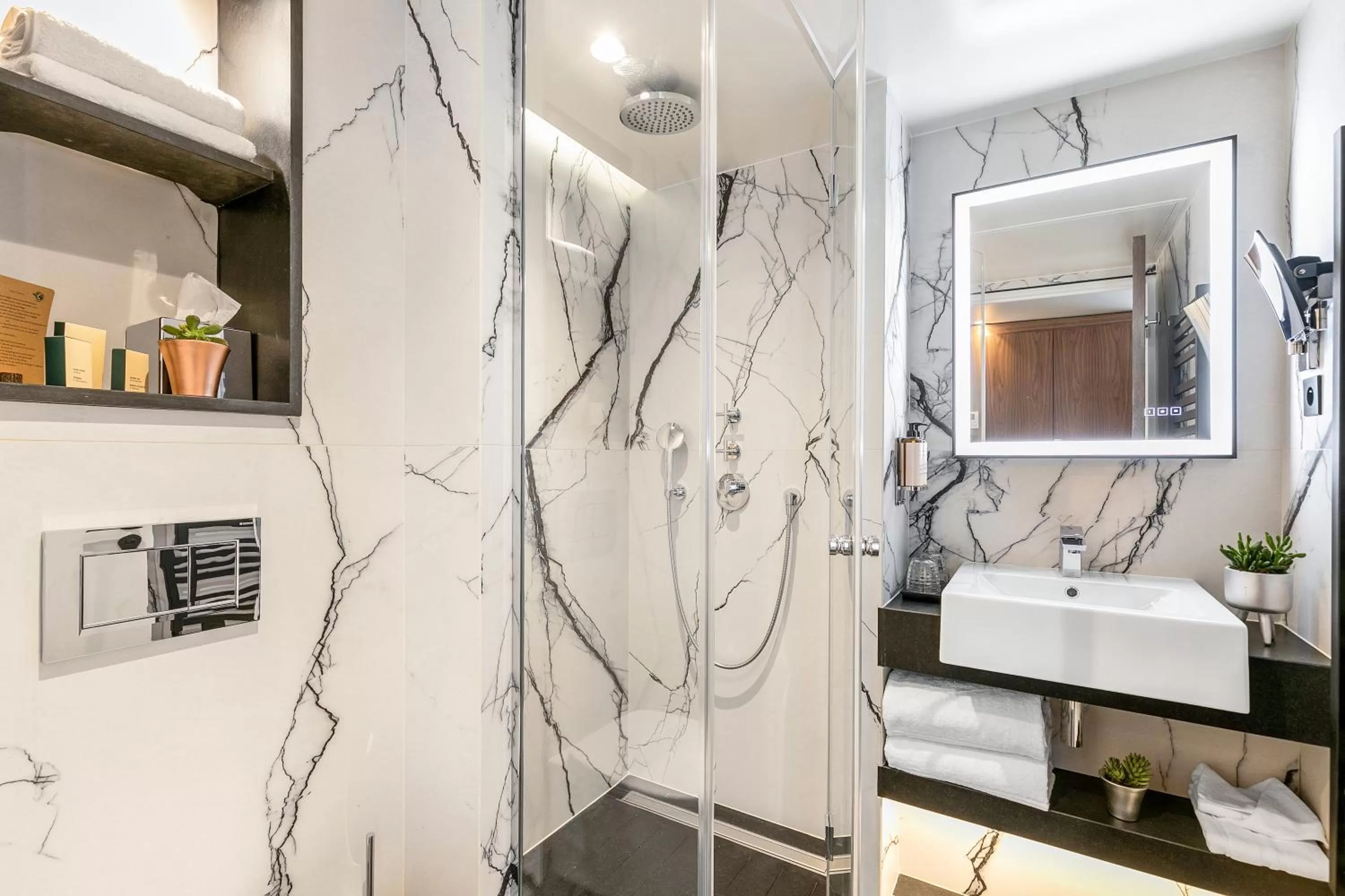 Shower in CARD Hôtel