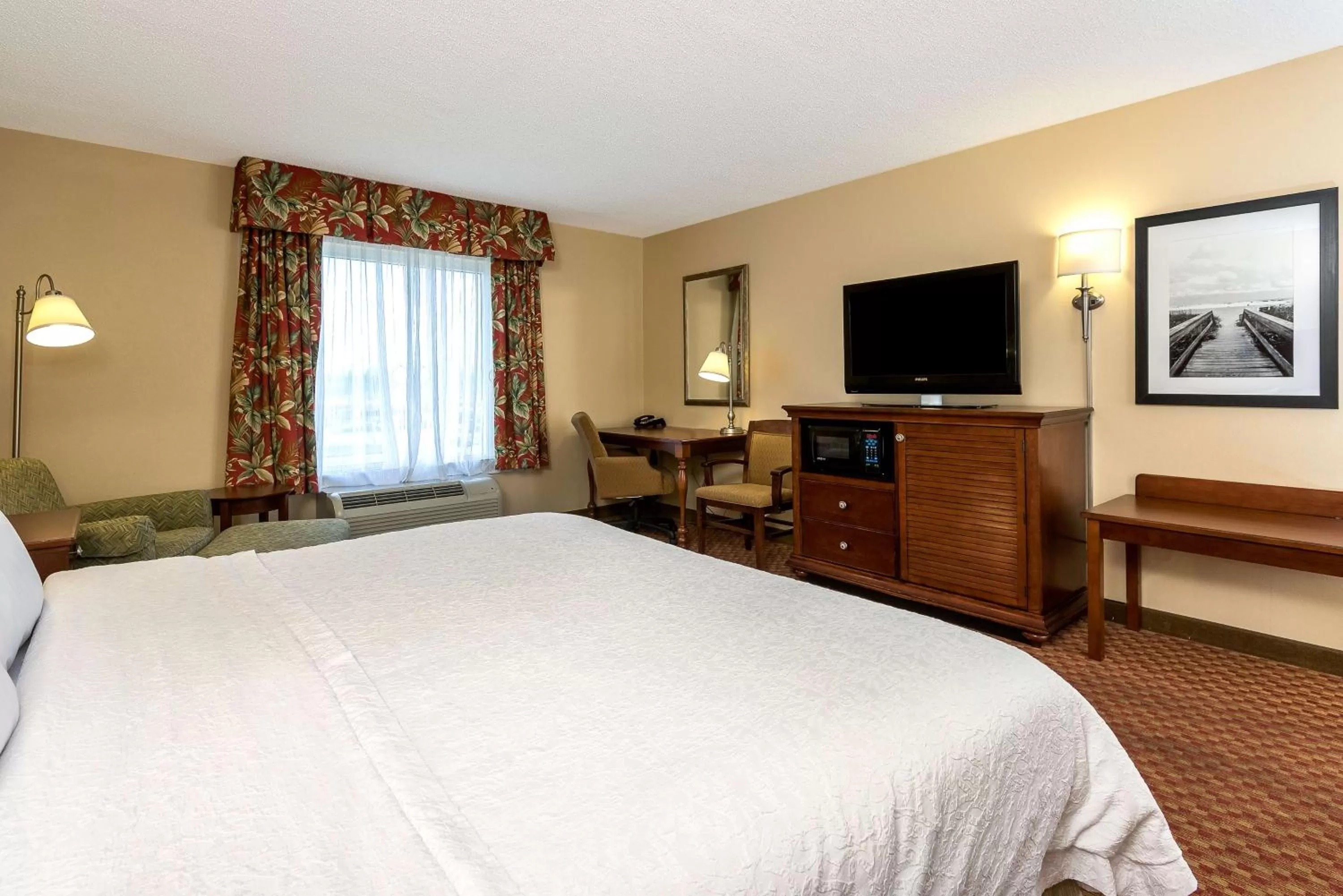 Bed in Hampton Inn & Suites Florence-North-I-95