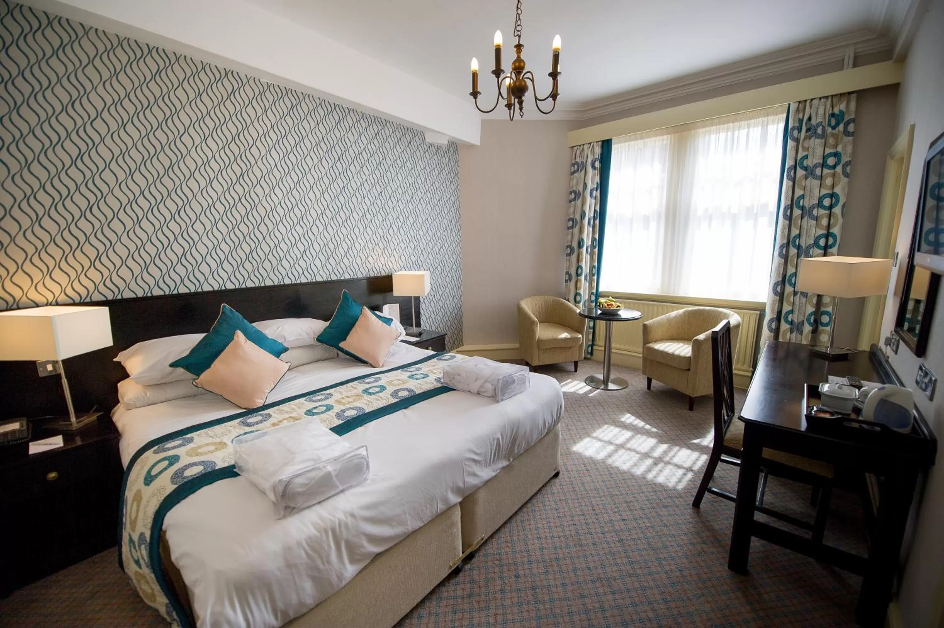 Photo of the whole room, Bed in Crown & Mitre Hotel