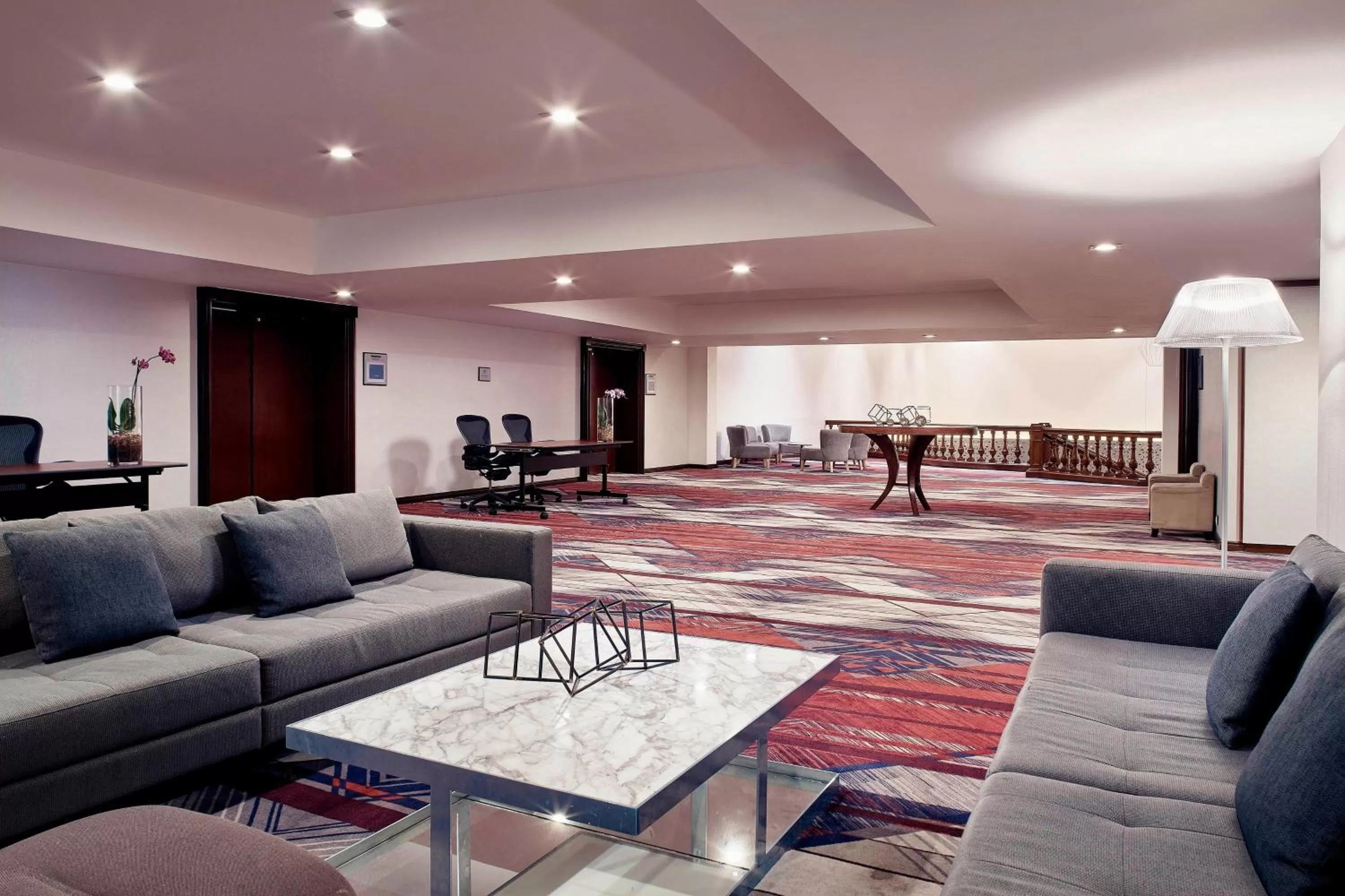 Seating area in Wyndham Monterrey Ambassador Centro