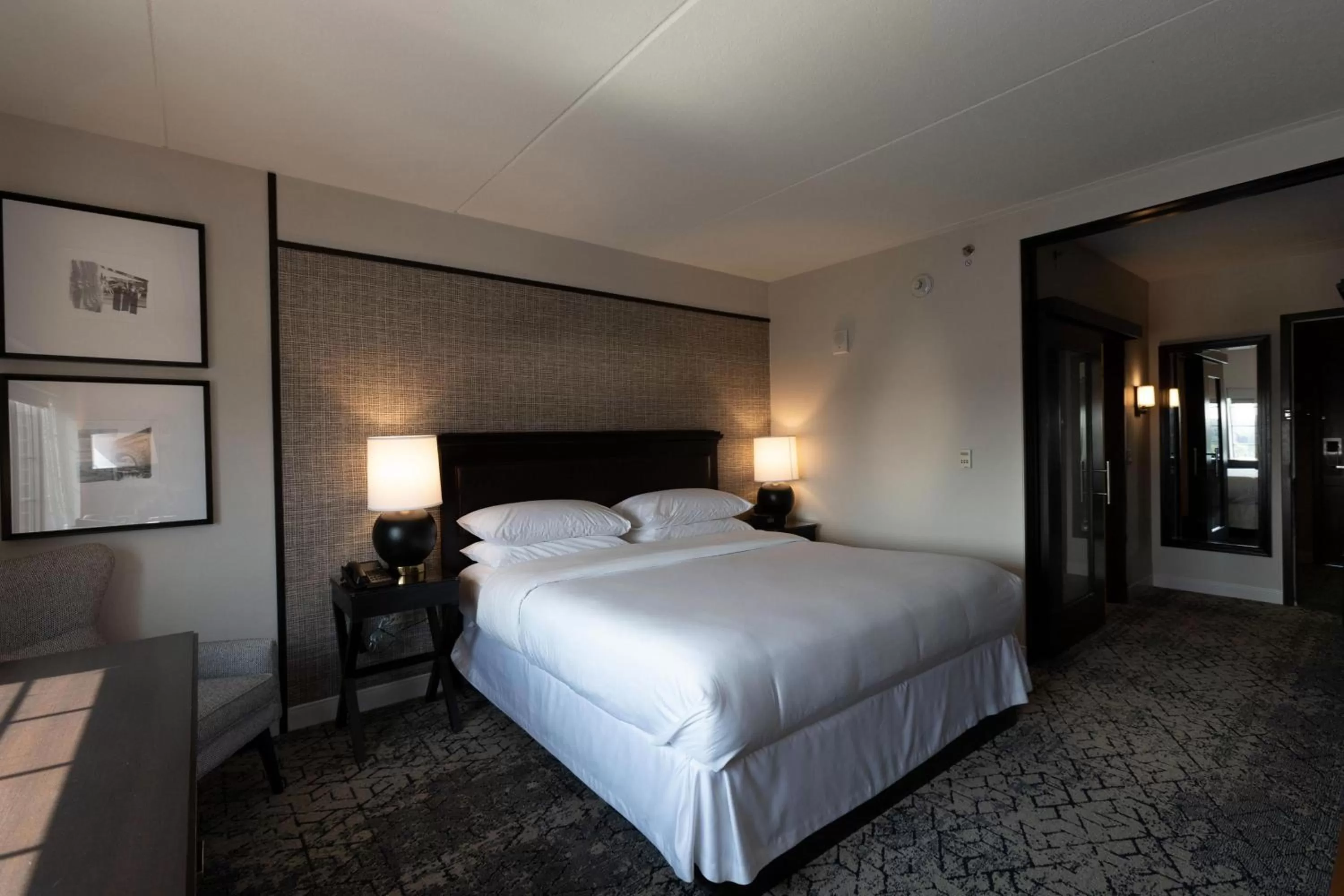 Photo of the whole room, Bed in Sheraton Chicago Northbrook