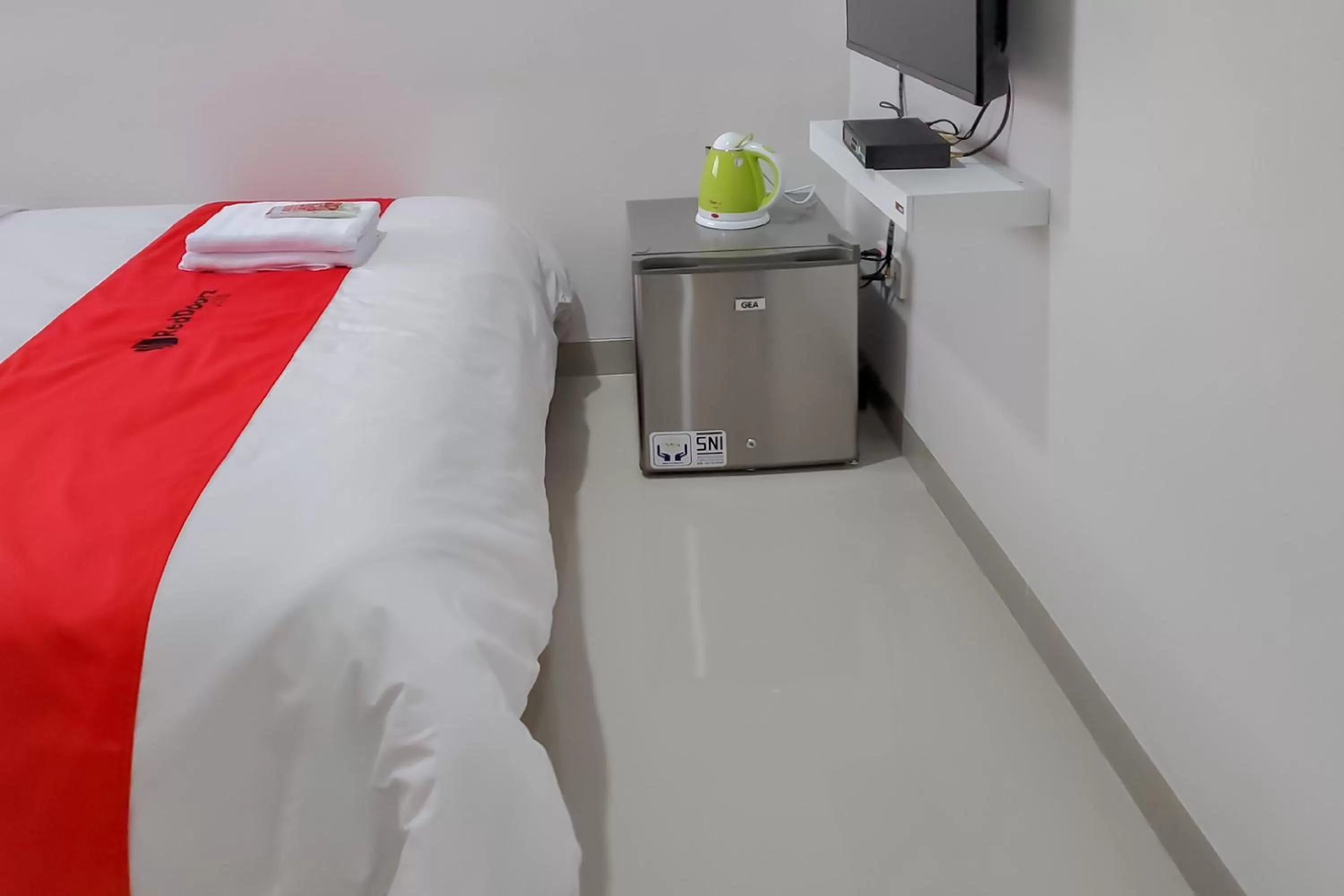 Bed in RedDoorz Plus @ Batutulis Bogor