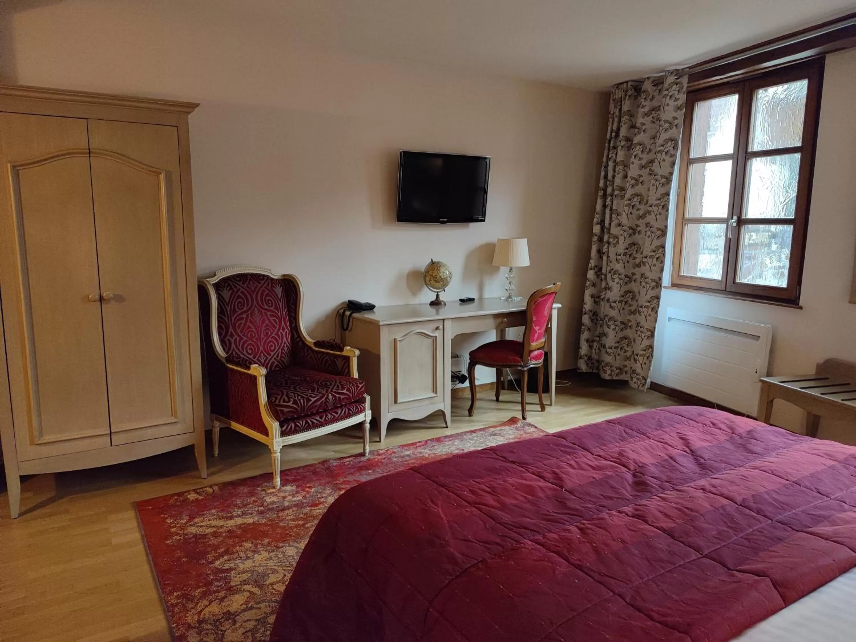 TV and multimedia, TV/Entertainment Center in Hôtel Au Lion