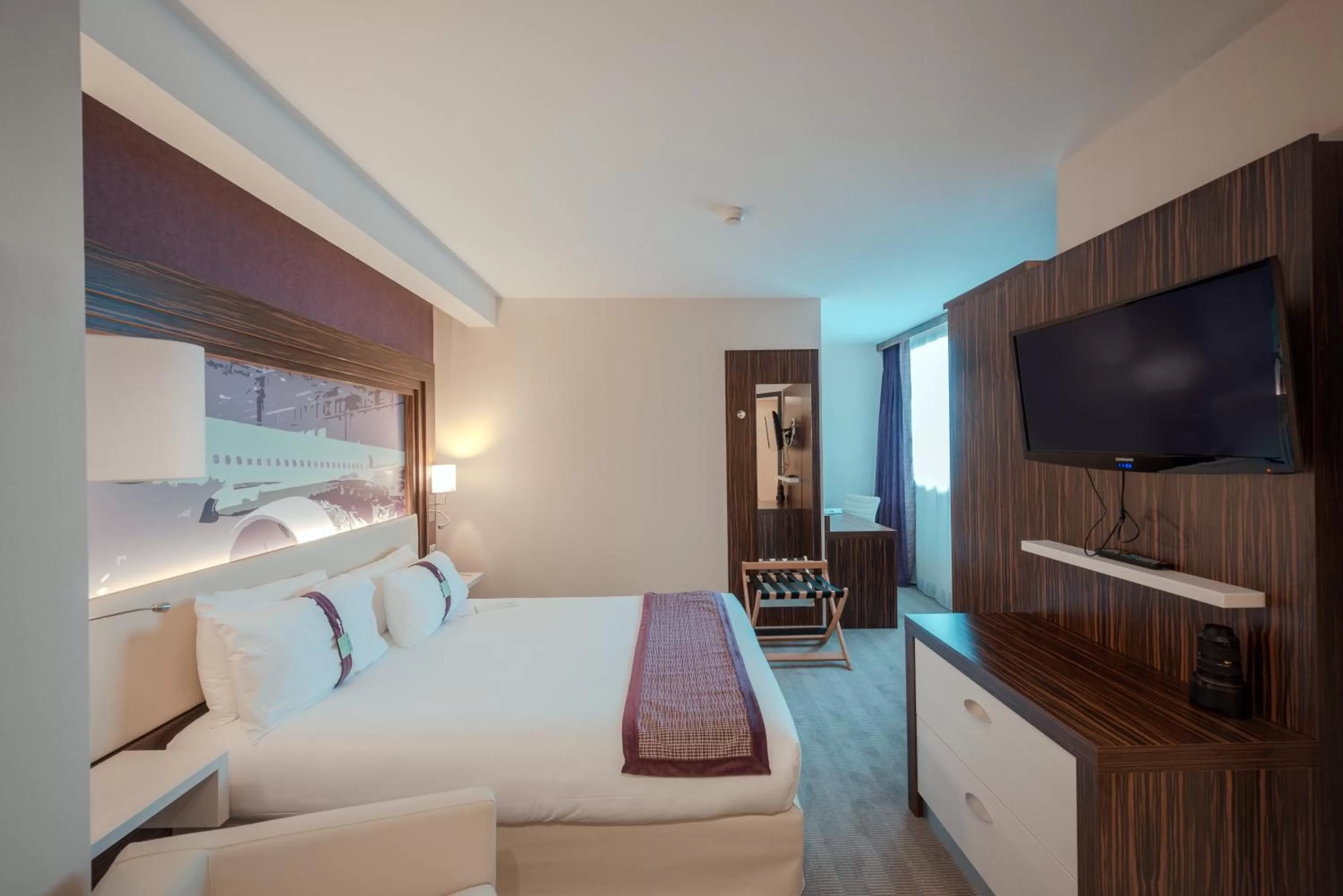 Photo of the whole room, Bed in Holiday Inn Toulouse Airport by IHG