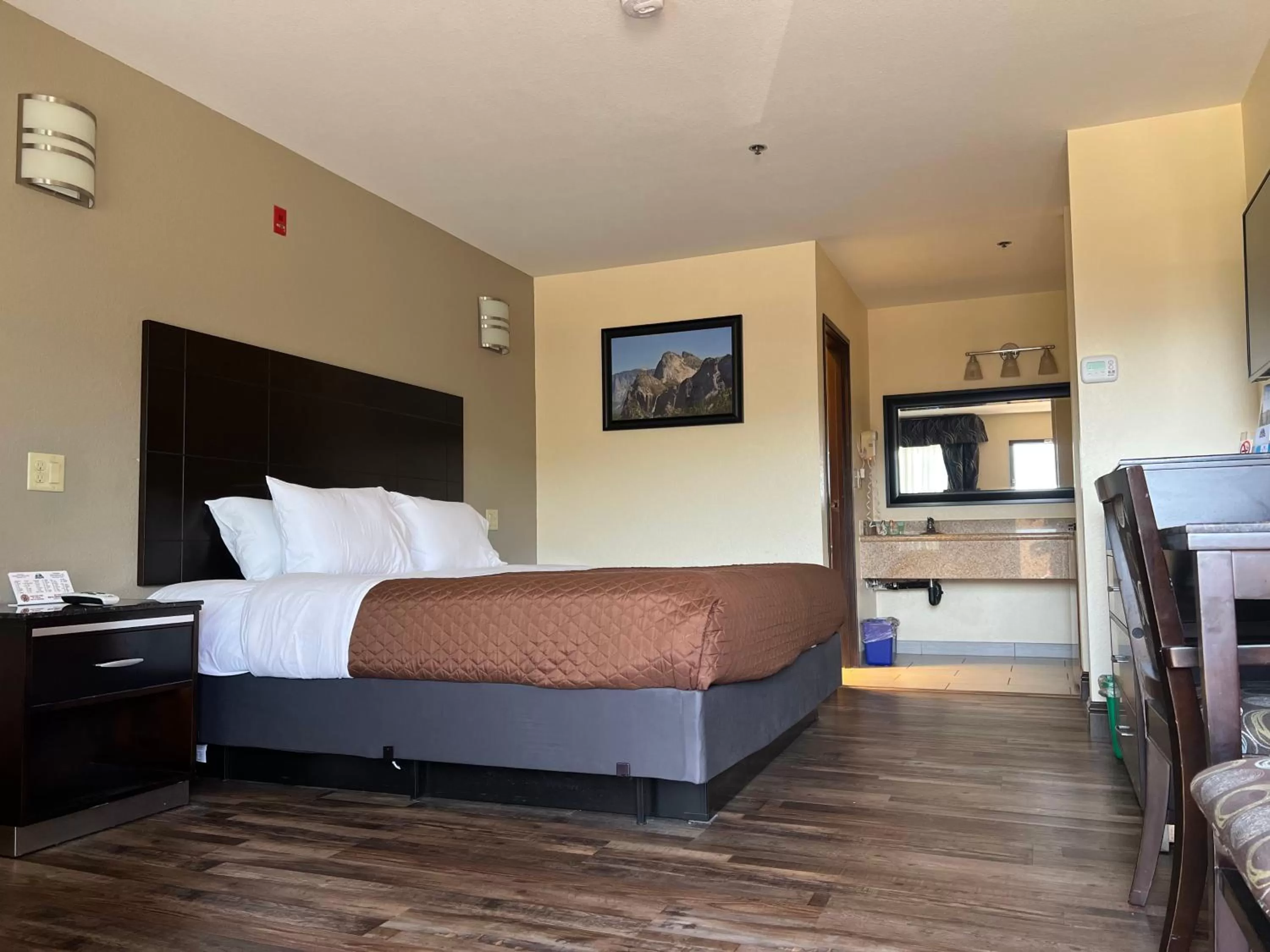 Photo of the whole room, Bed in Yosemite Sierra Inn