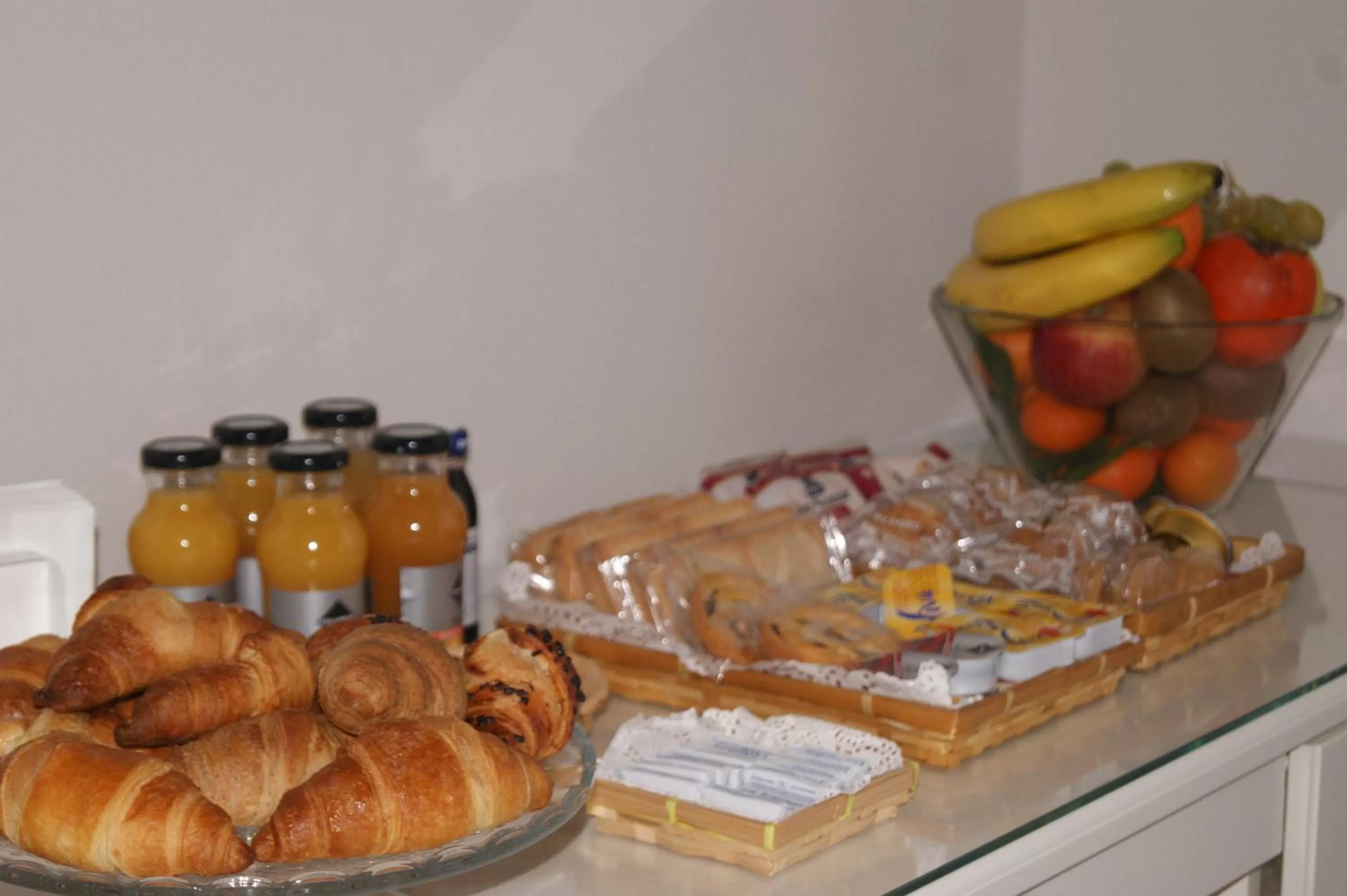 Food and drinks in LA DAMA ROOM&BREAKFAST