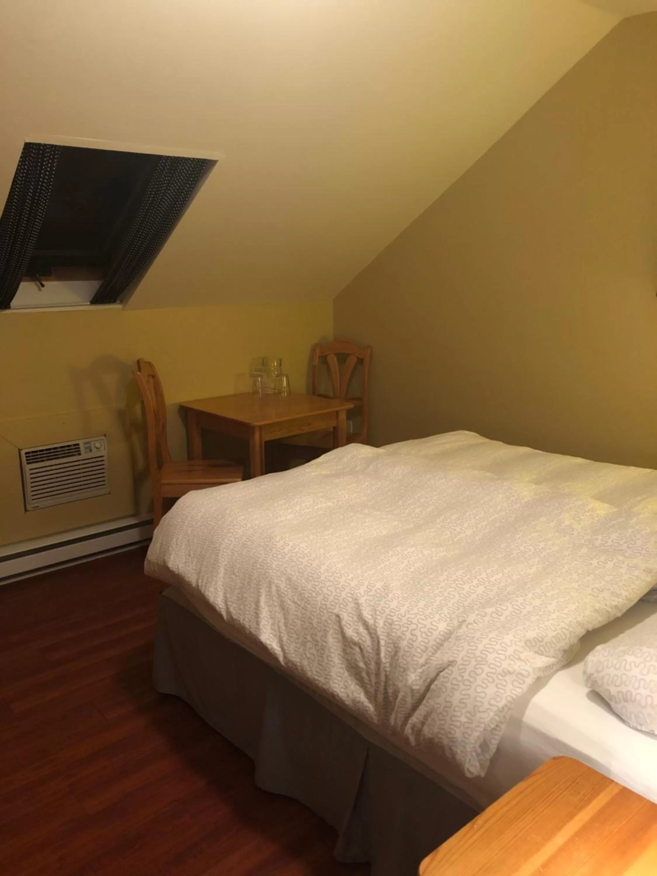 Bed in Crowsnest Vineyards Guesthouse