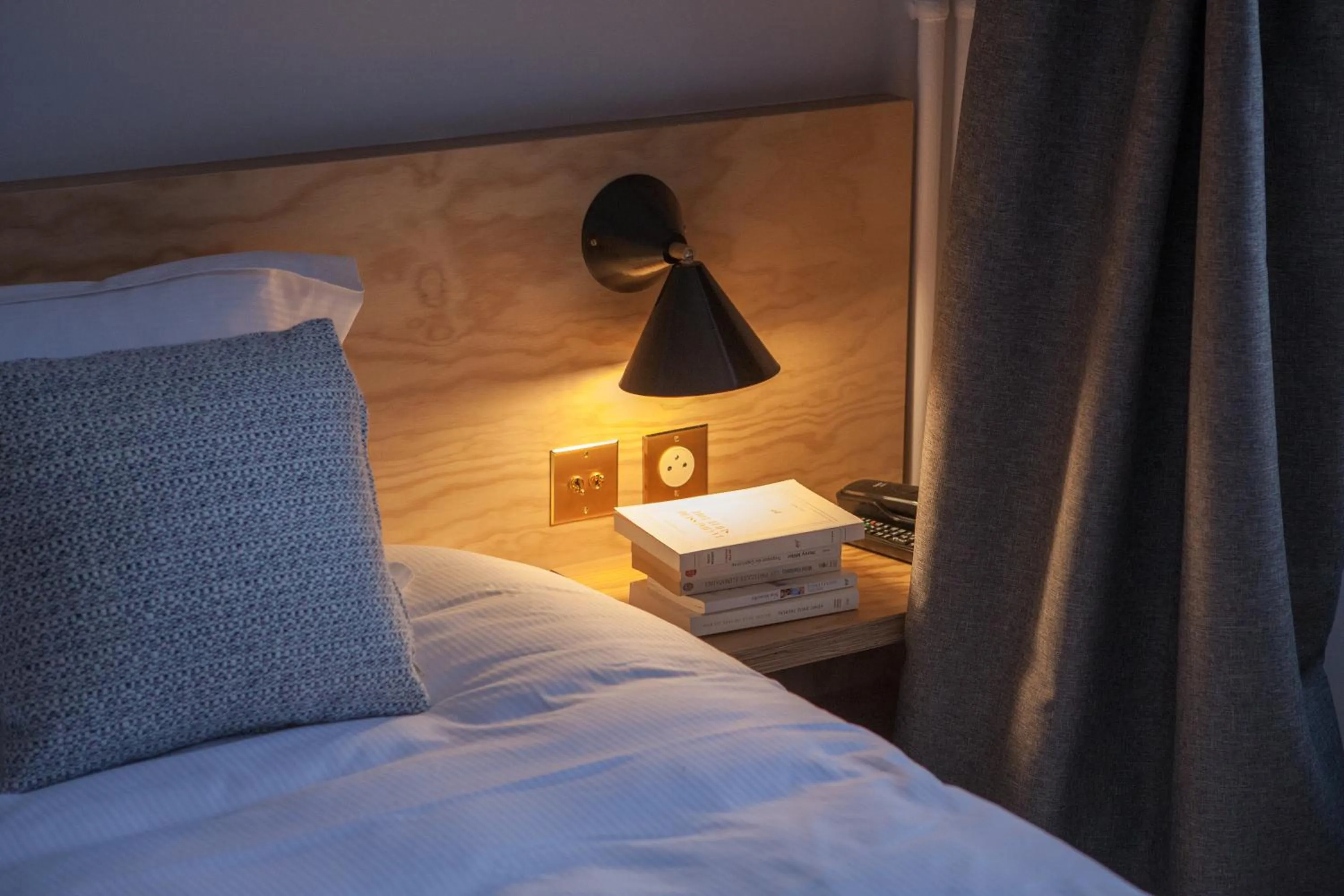 Bed in Hôtel Montholon