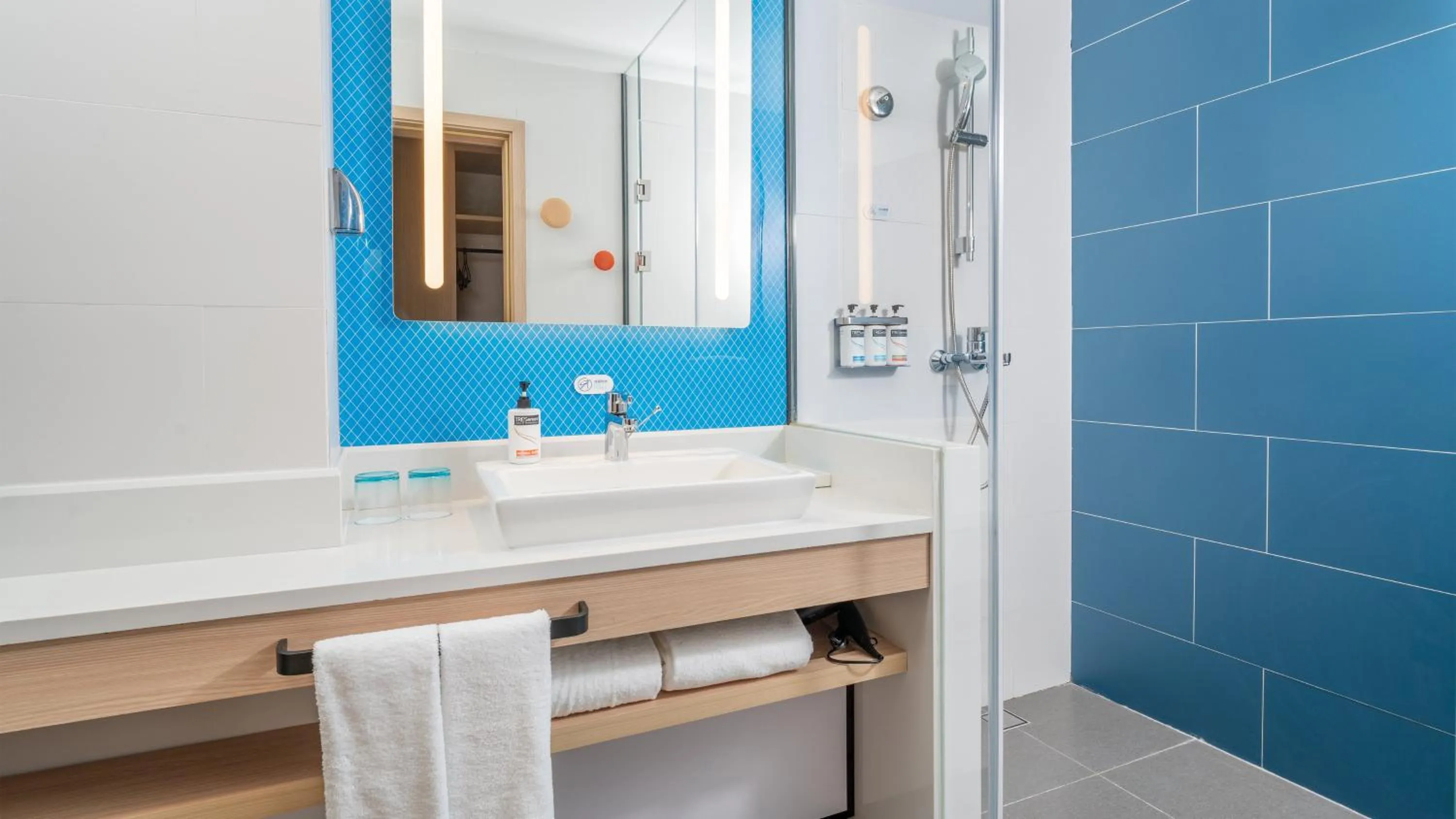 Photo of the whole room, Bathroom in Holiday Inn Express Lanzhou Jianlan, an IHG Hotel
