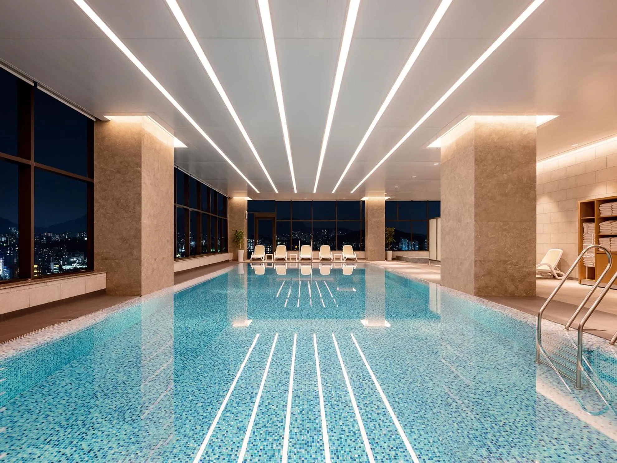Swimming pool in Novotel Suites Ambassador Seoul Yongsan