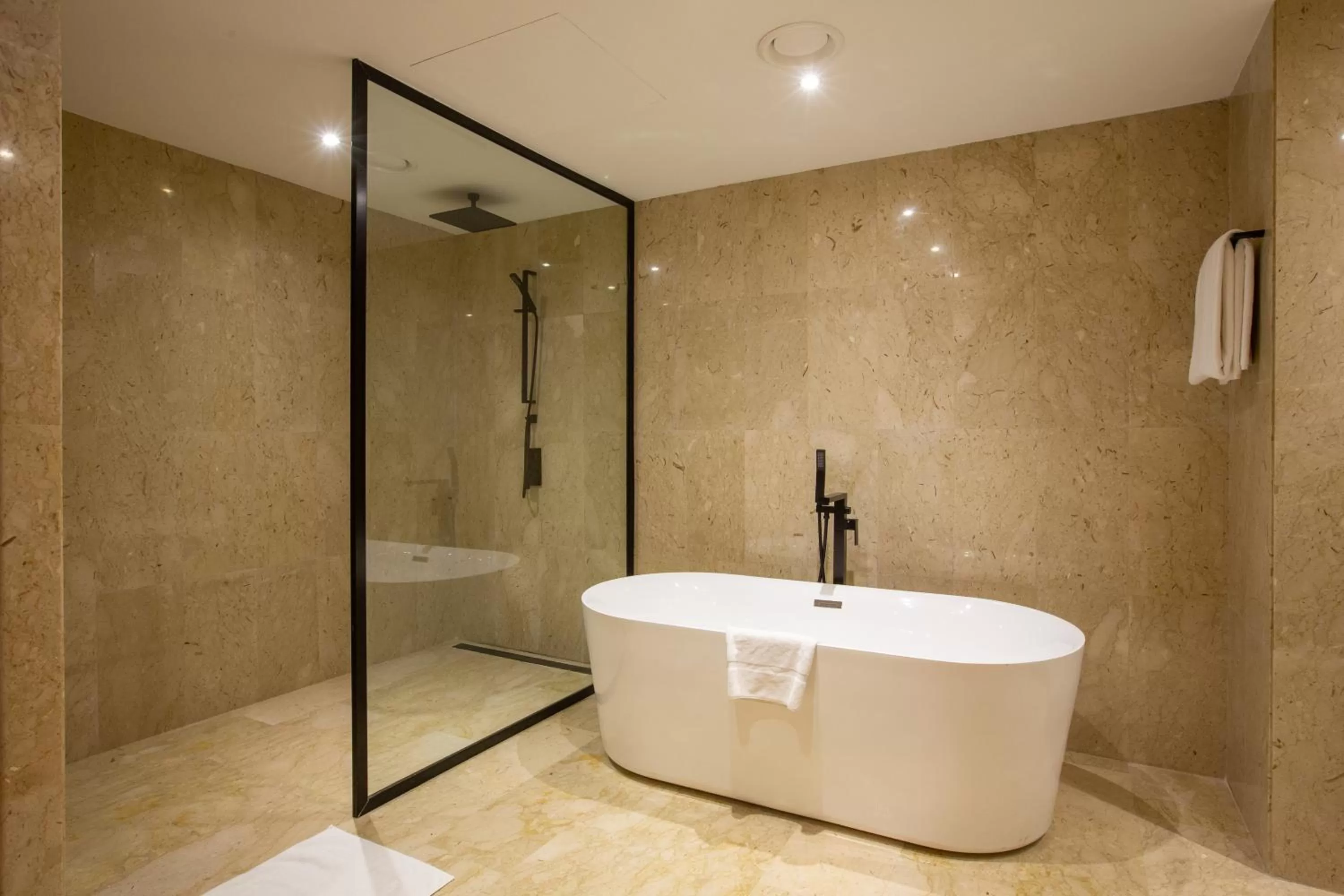 Shower in Dubai Marine Beach Resort & Spa