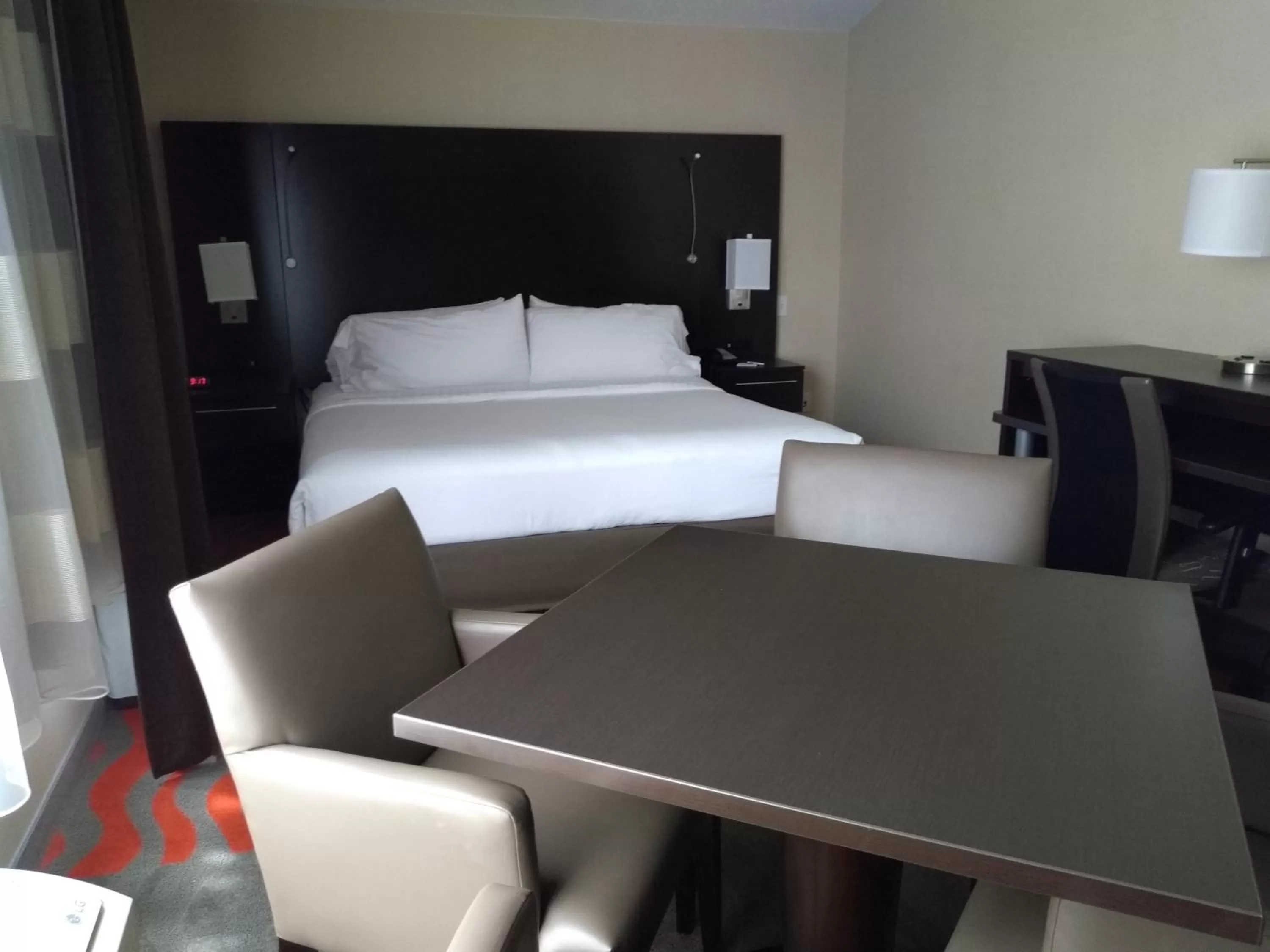 Photo of the whole room, Bed in Holiday Inn Express Hotel & Suites Waterford by IHG