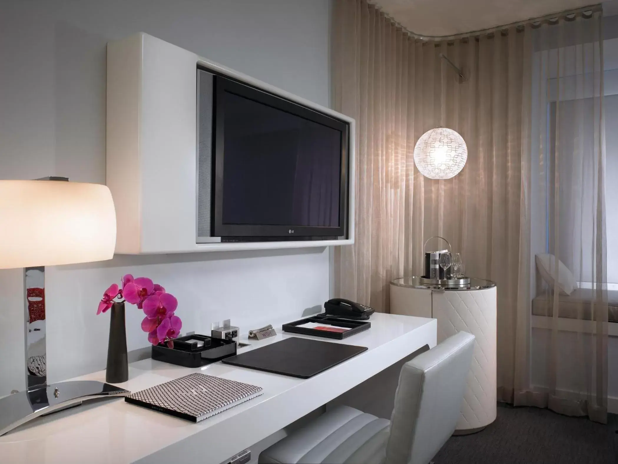 Wonderful King Room - Hearing Accessible in W Hollywood Wonderful King Room - Hearing Accessible in W Hollywood