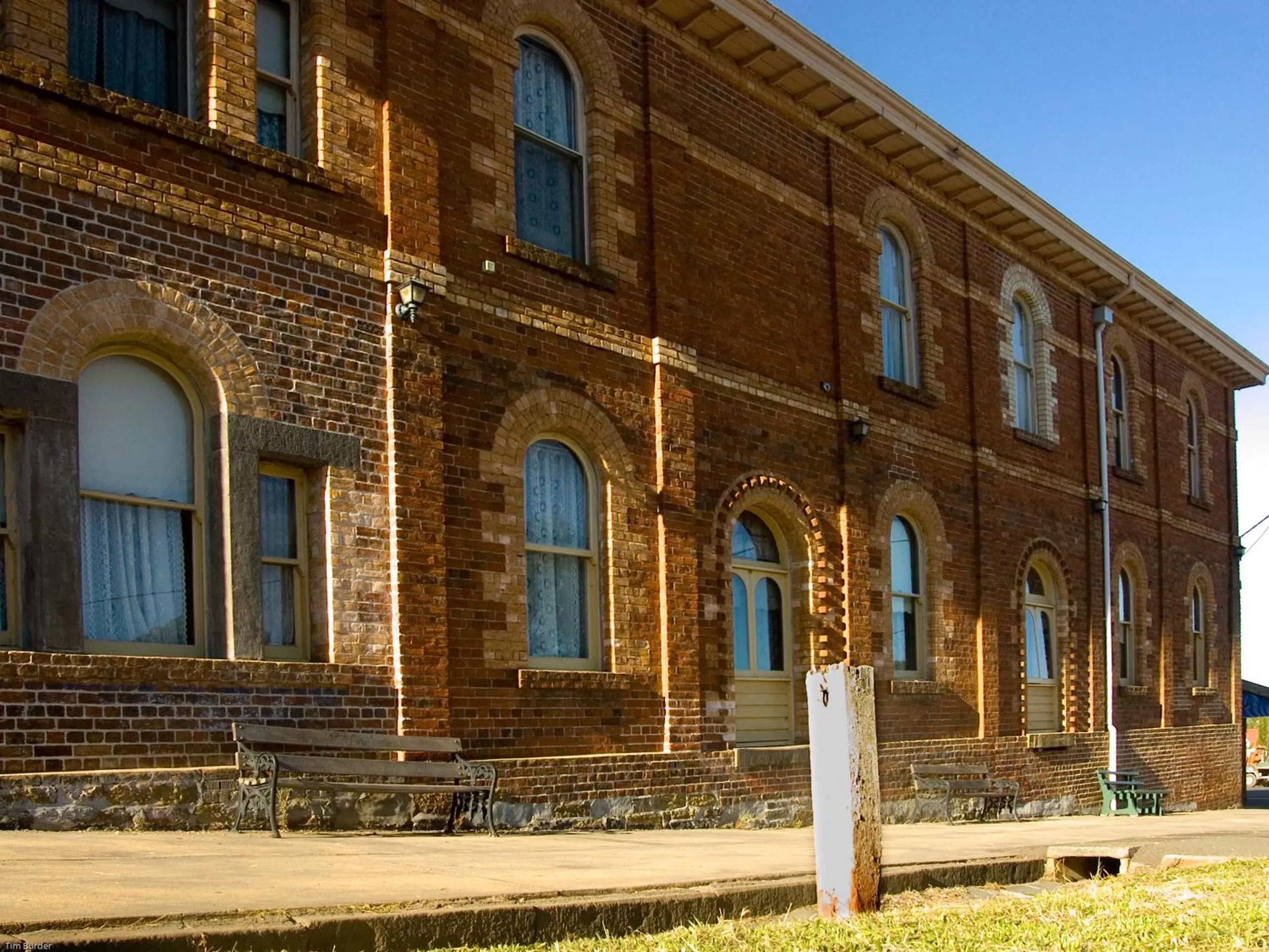 Facade/entrance in Central Springs Inn