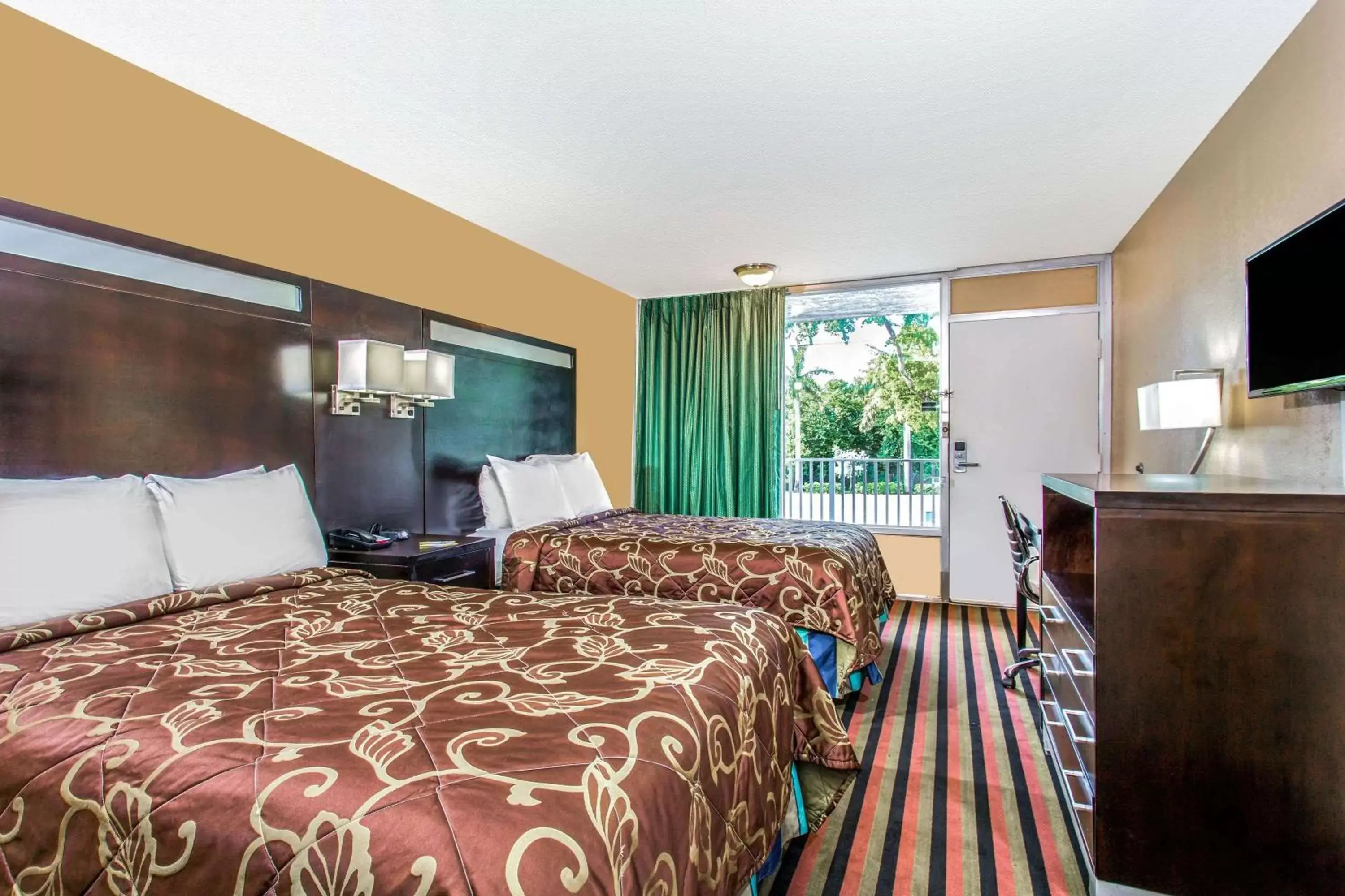 Deluxe Double Room - Mobility Accessible/Non-Smoking in Days Inn by Wyndham Fort Lauderdale Airport Cruise Port Deluxe Double Room - Mobility Accessible/Non-Smoking in Days Inn by Wyndham Fort Lauderdale Airport Cruise Port