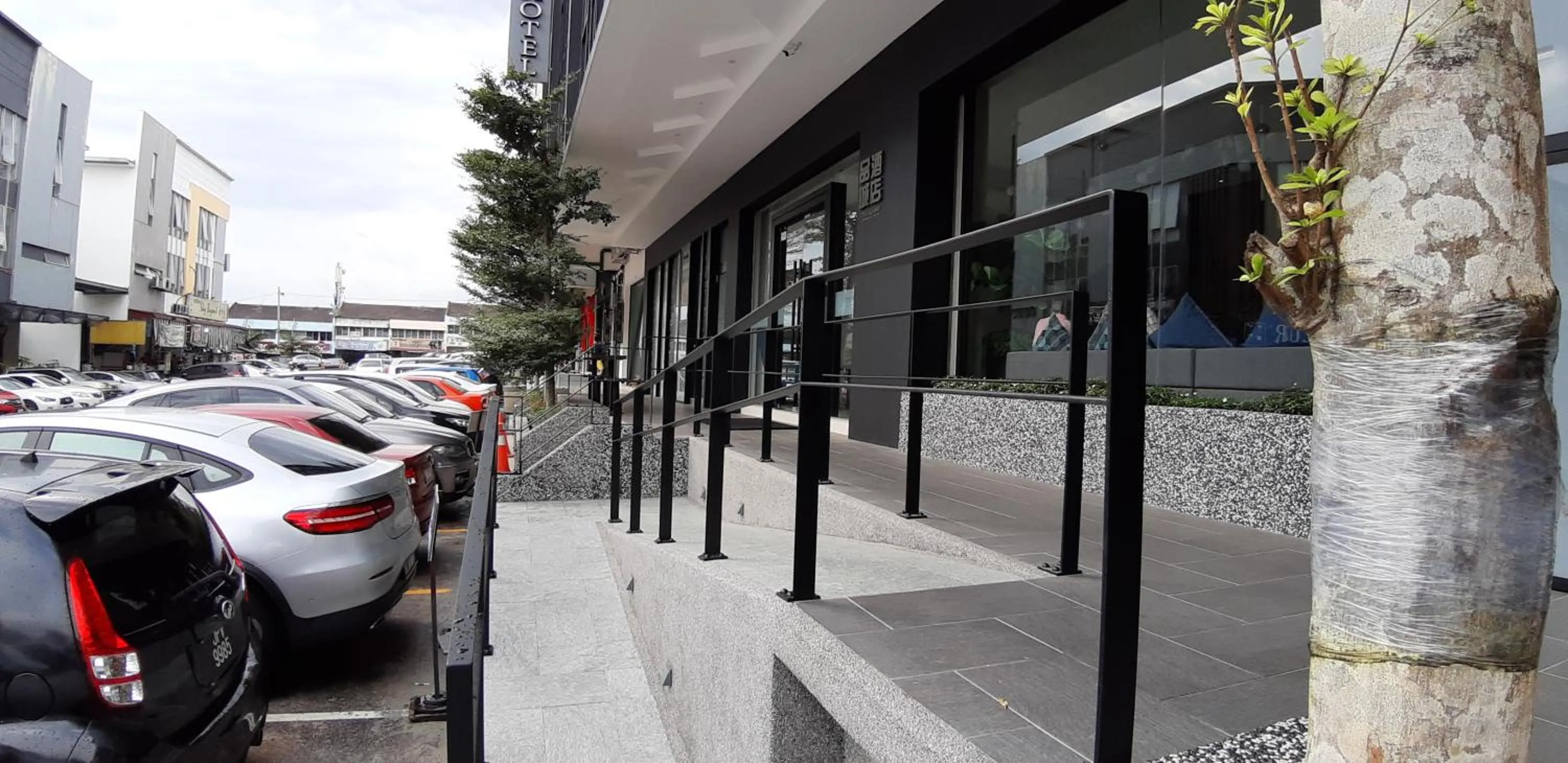 Facade/entrance in The Square Hotel