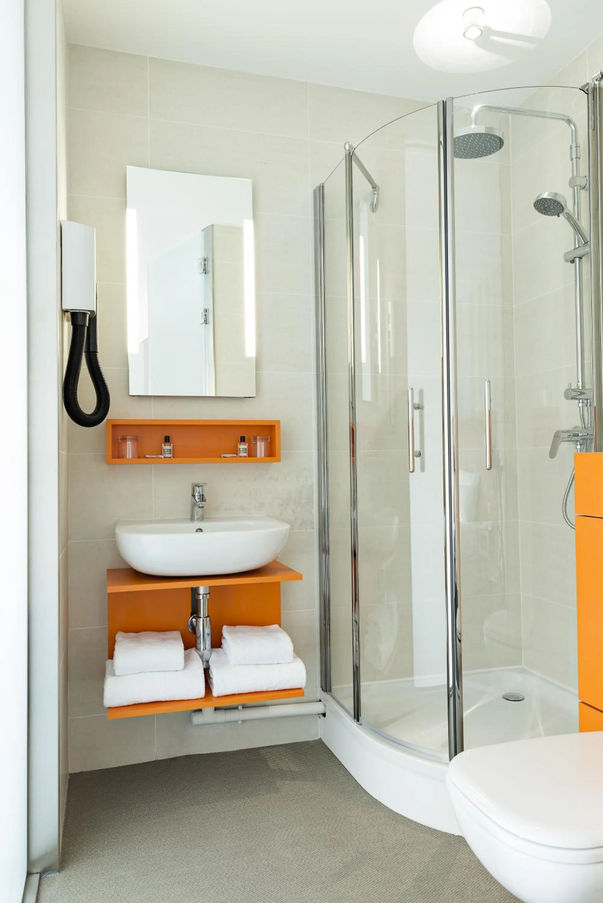 Shower in Hôtel Le Père Léon