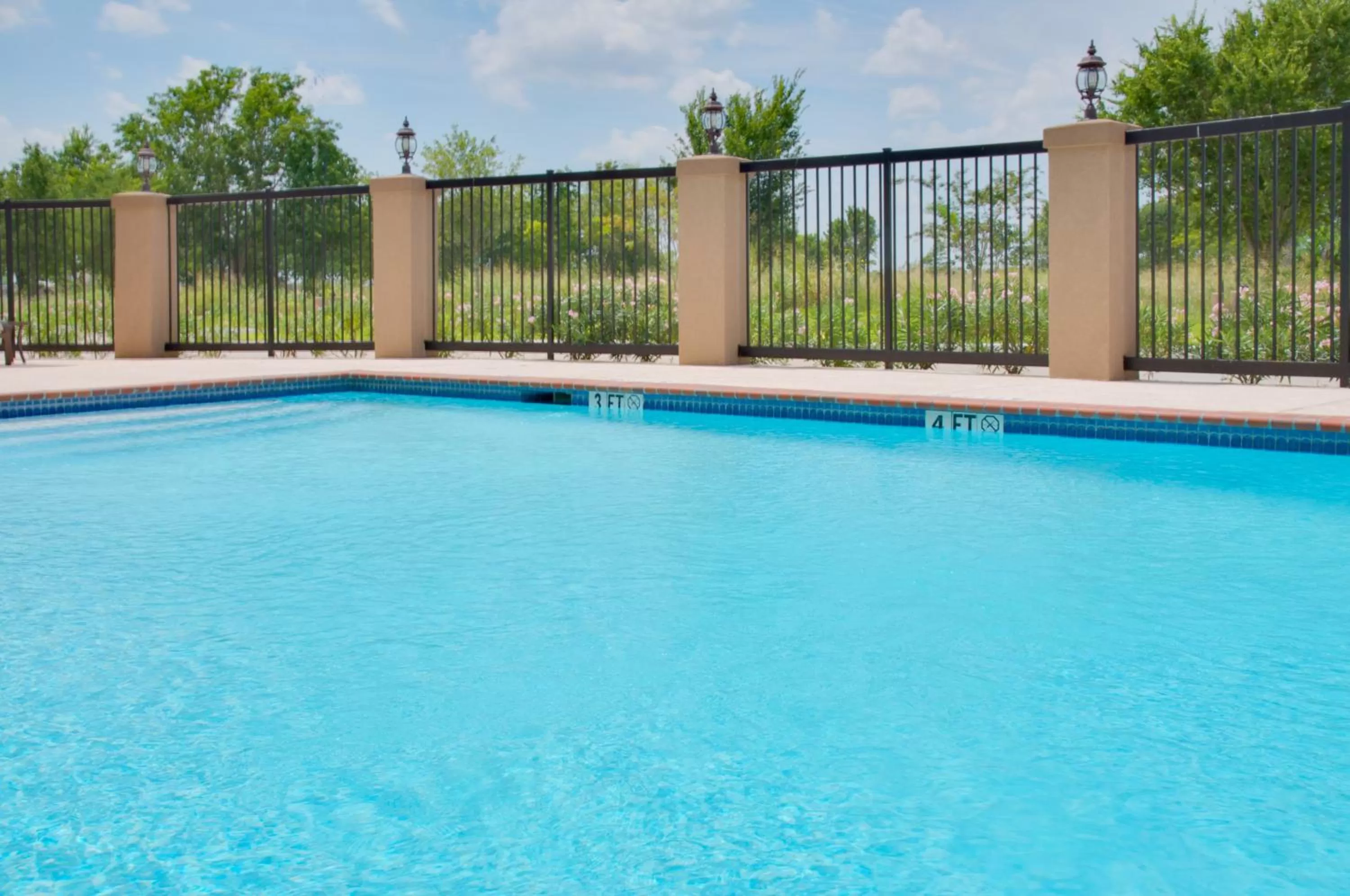 Swimming pool in Aspen Grand Hotel Houston